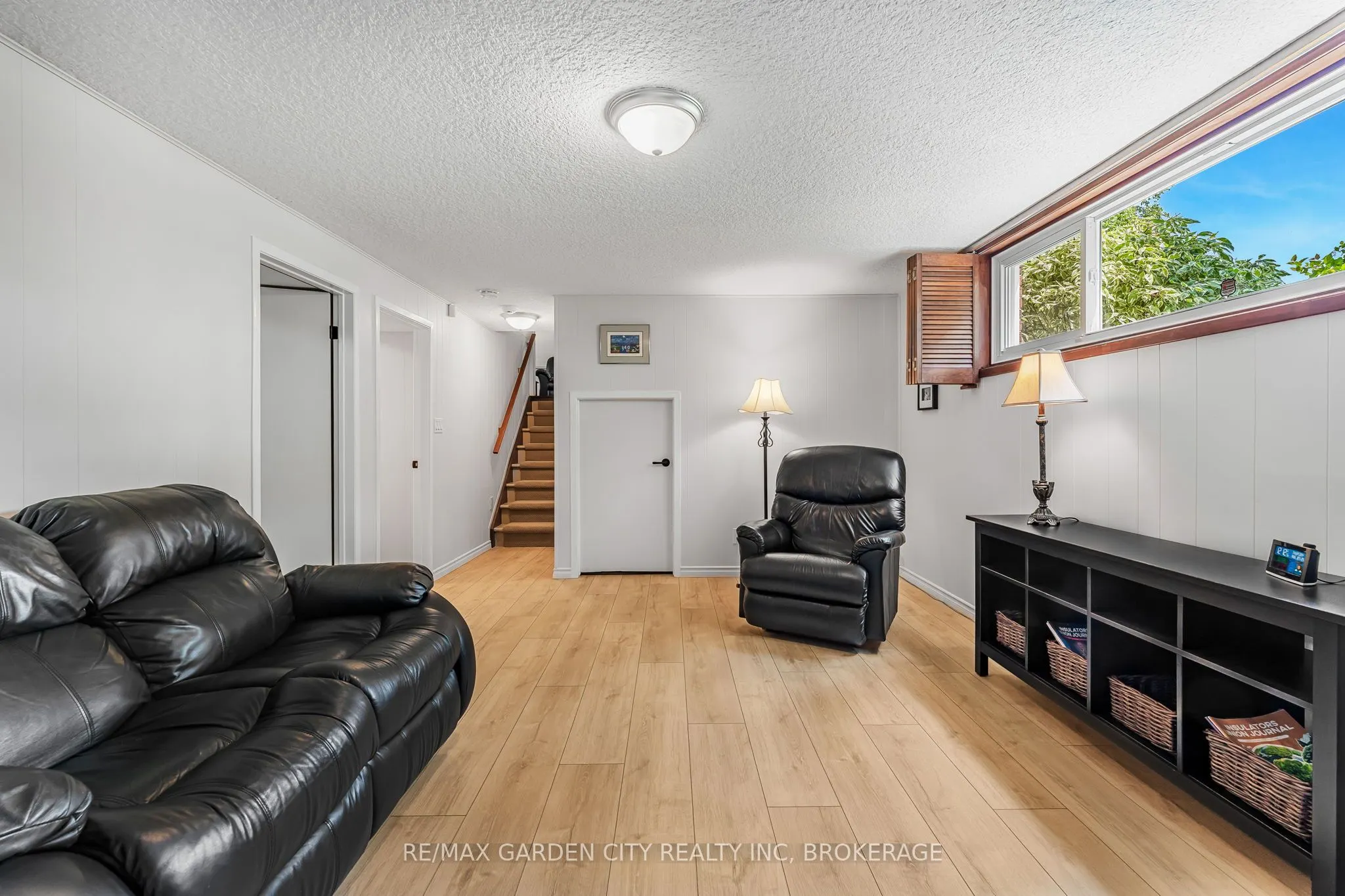 16 Meadowbrook Crescent