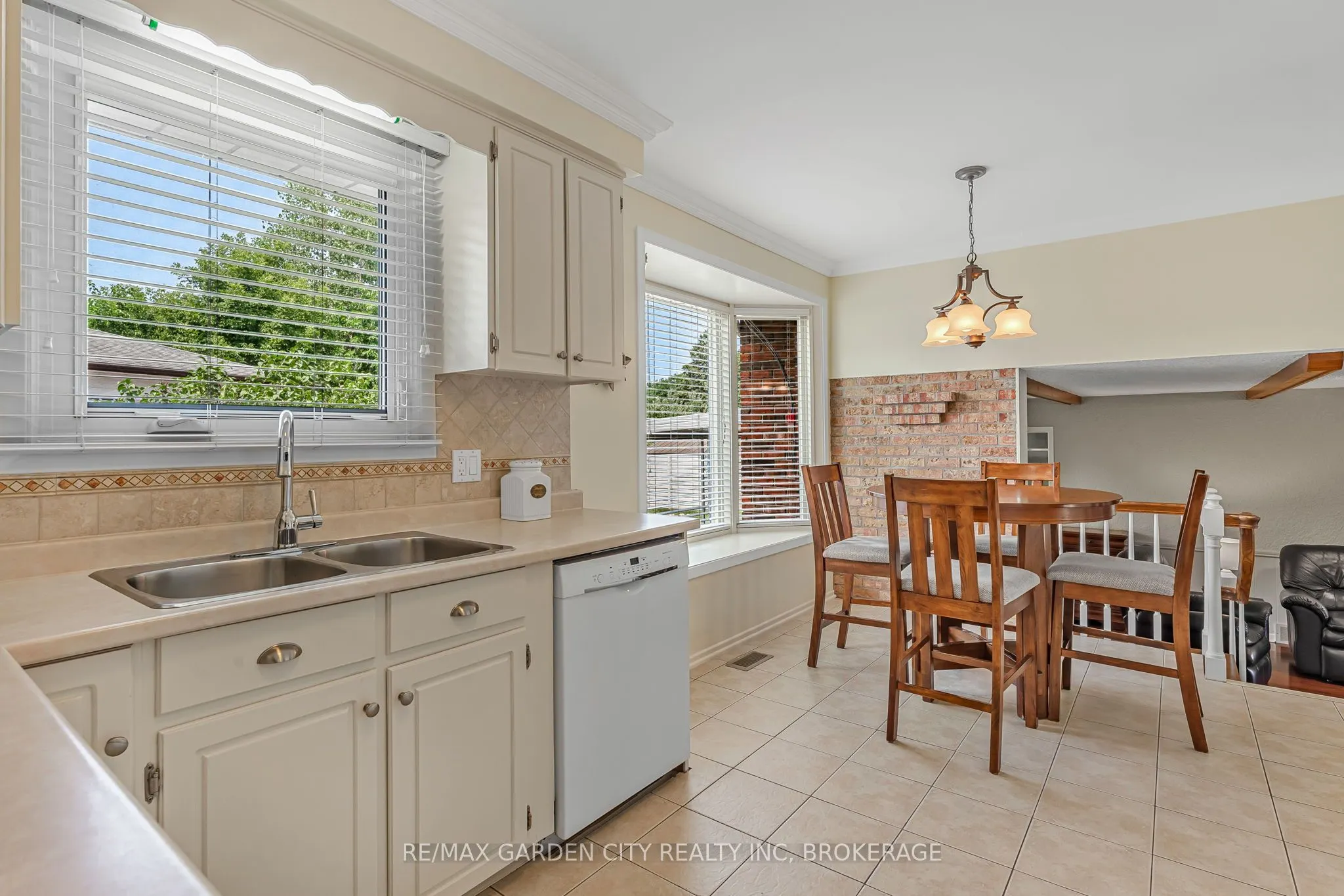 16 Meadowbrook Crescent