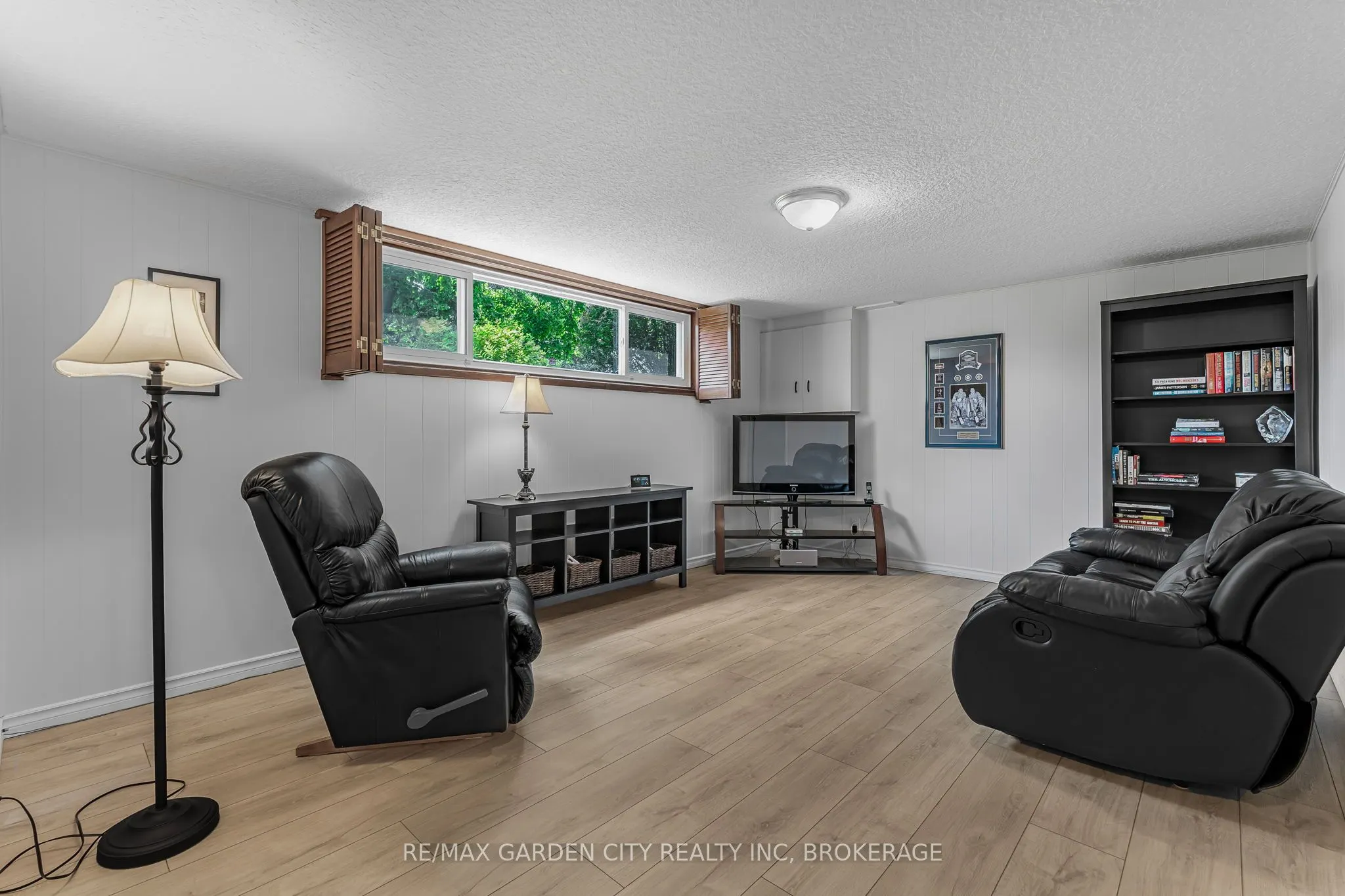 16 Meadowbrook Crescent