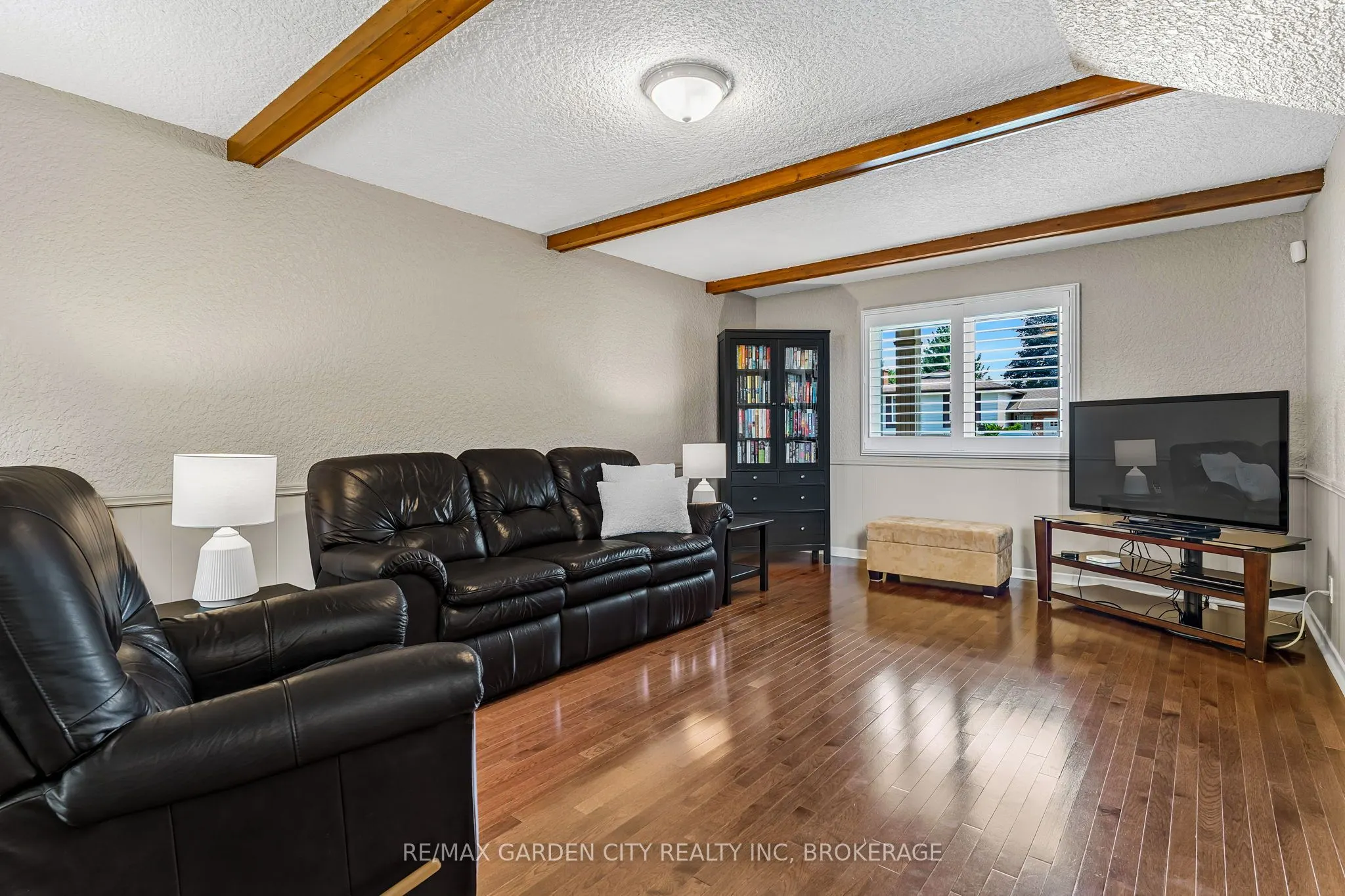 16 Meadowbrook Crescent