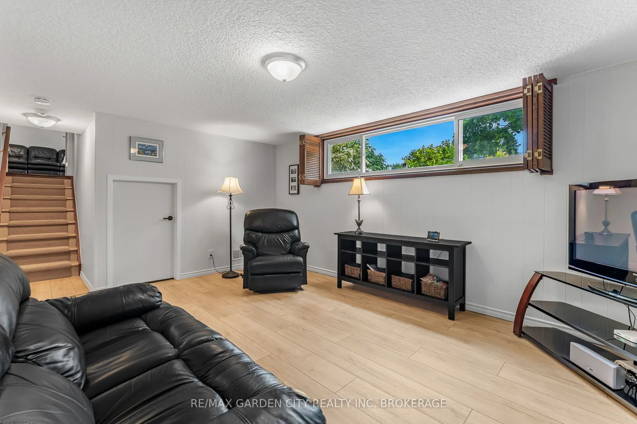 16 Meadowbrook Crescent