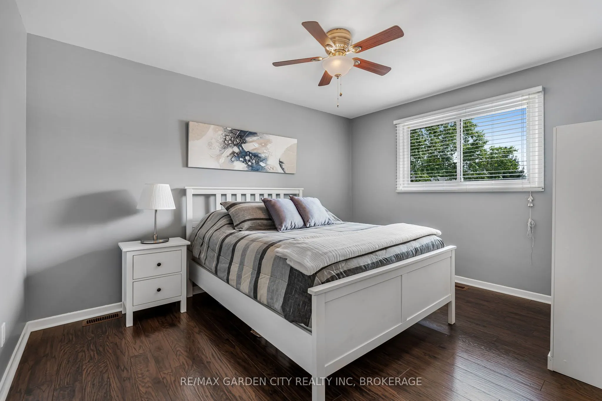 16 Meadowbrook Crescent