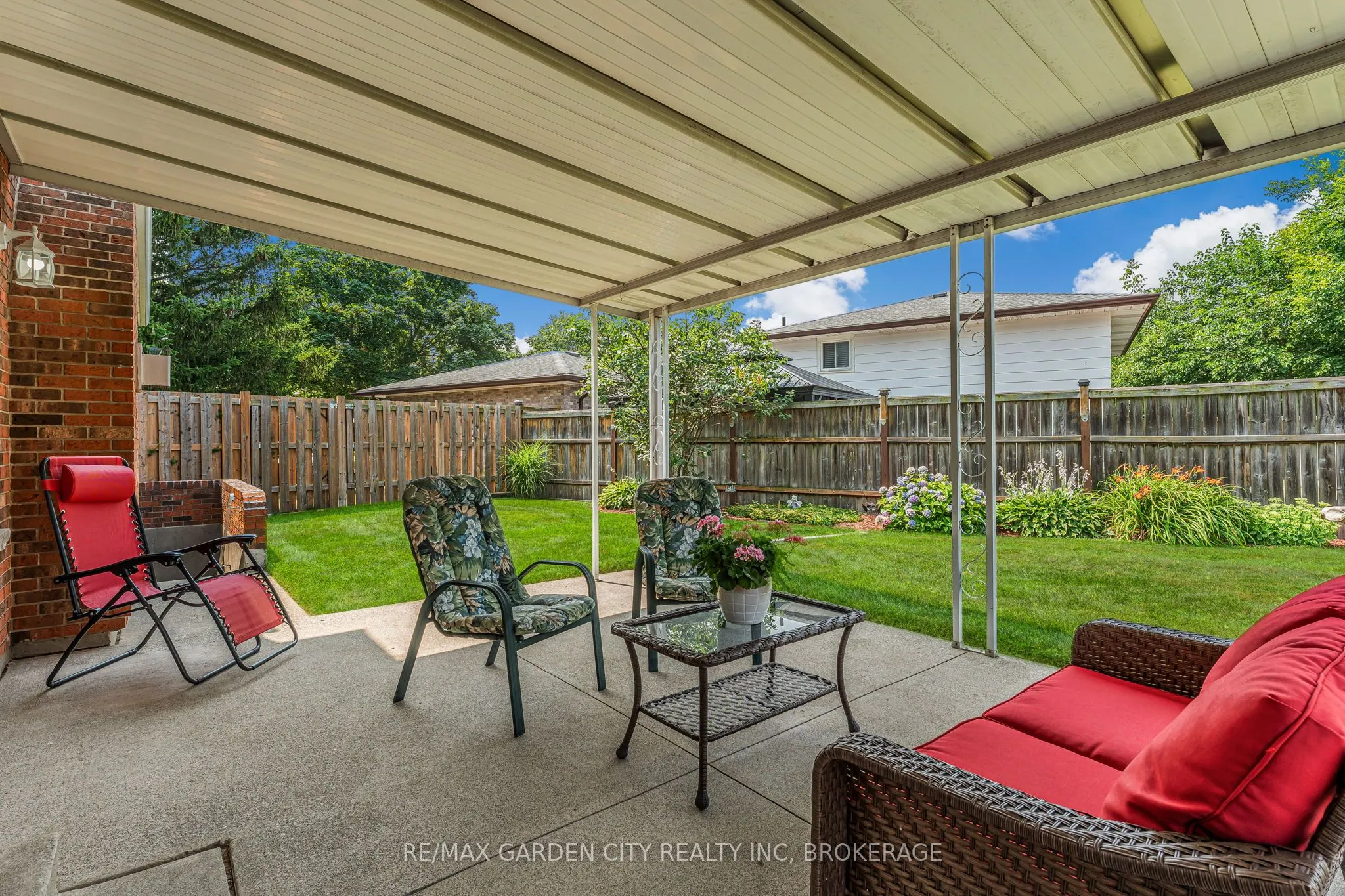 16 Meadowbrook Crescent