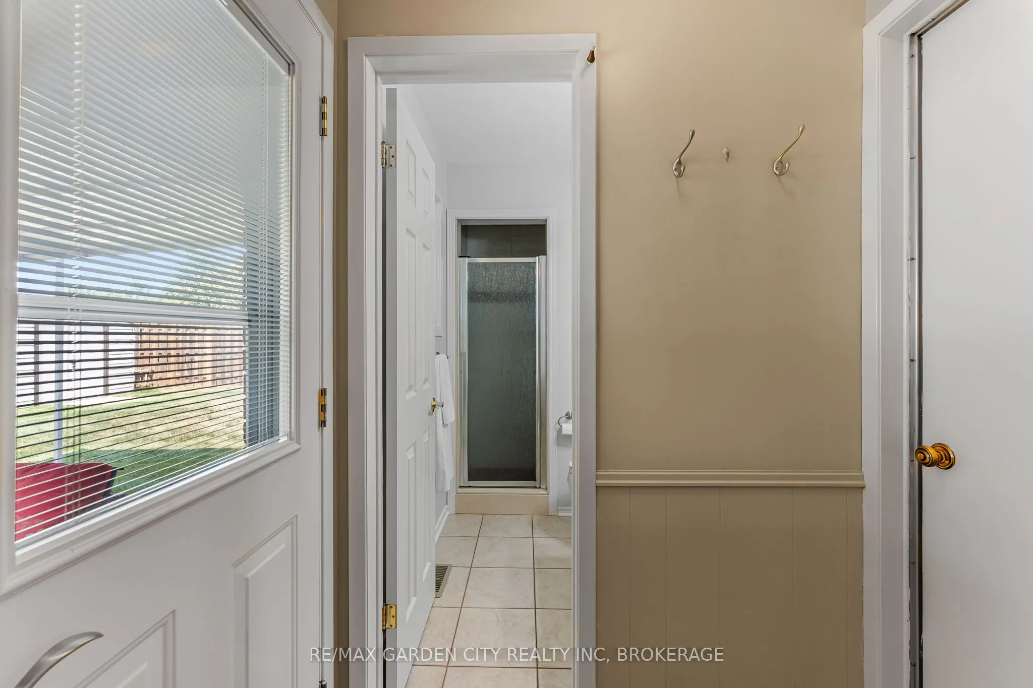 16 Meadowbrook Crescent