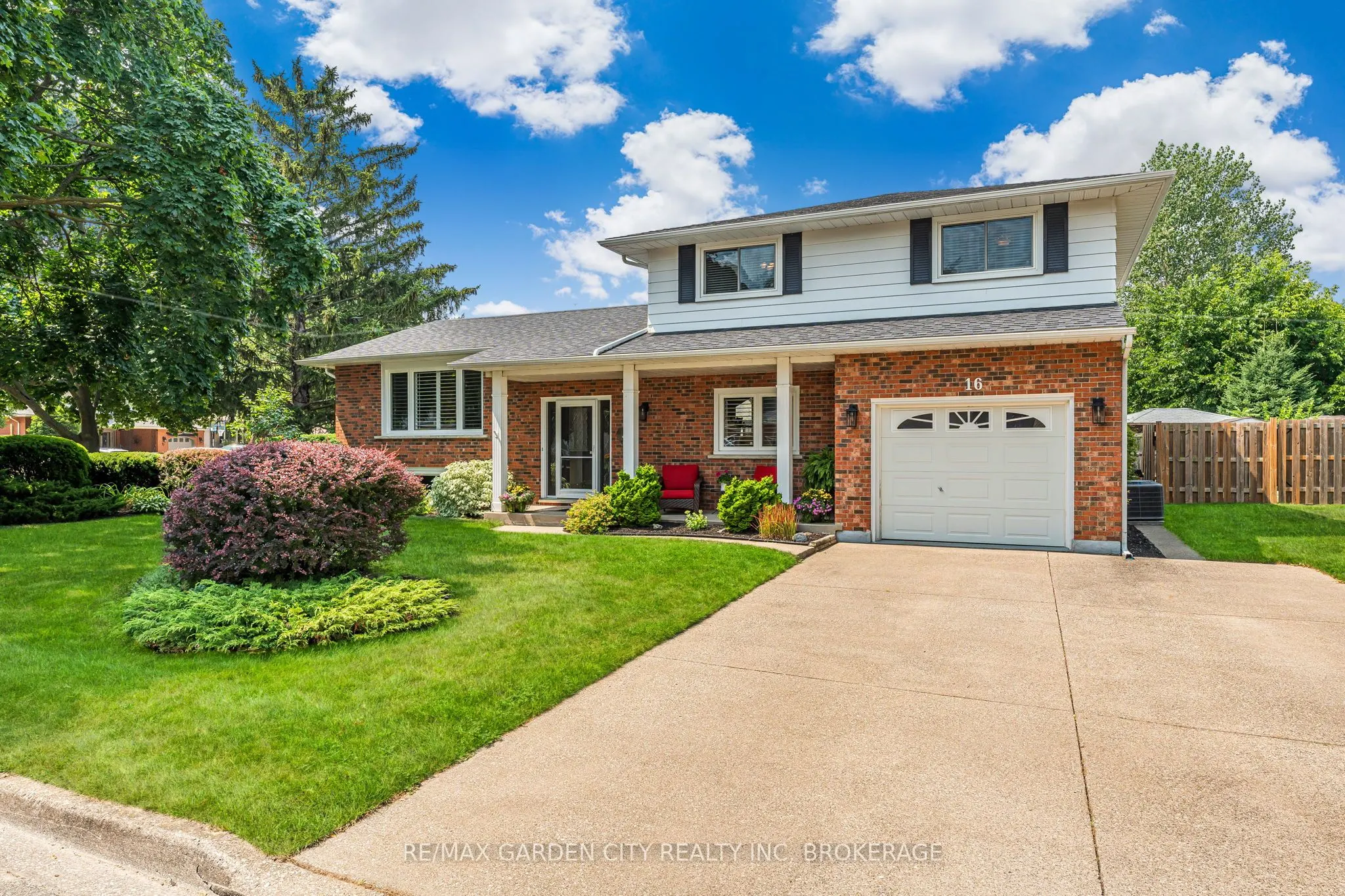 16 Meadowbrook Crescent