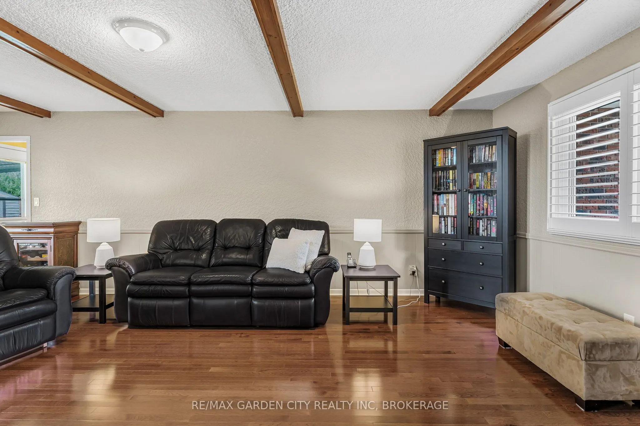 16 Meadowbrook Crescent