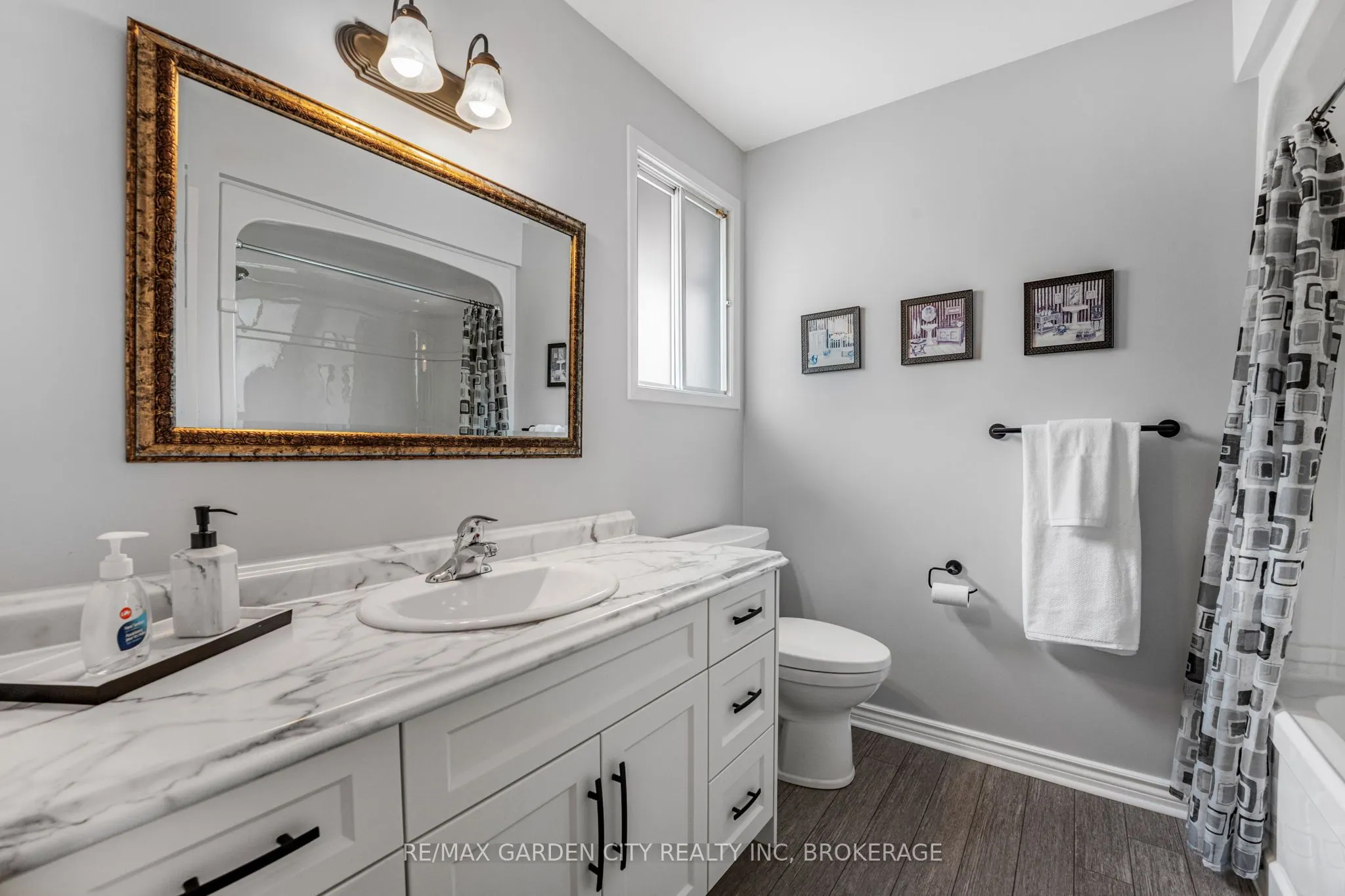 16 Meadowbrook Crescent
