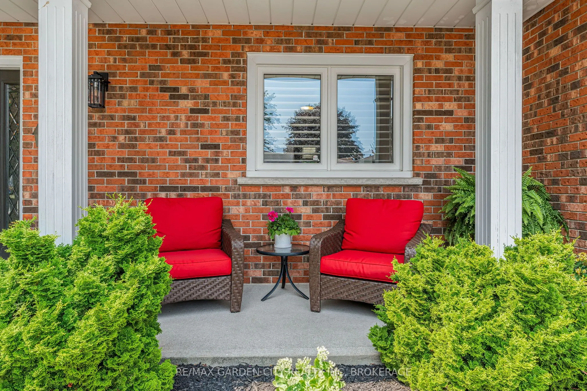 16 Meadowbrook Crescent