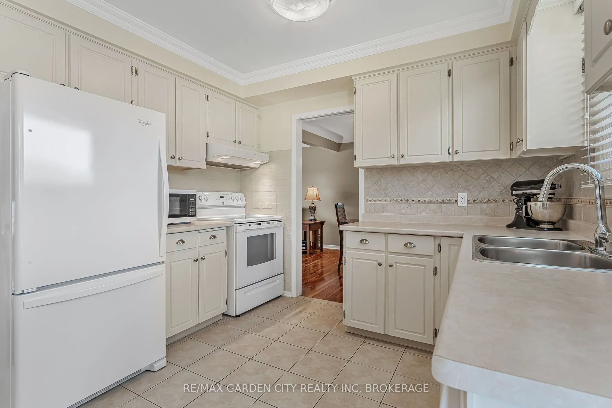 16 Meadowbrook Crescent