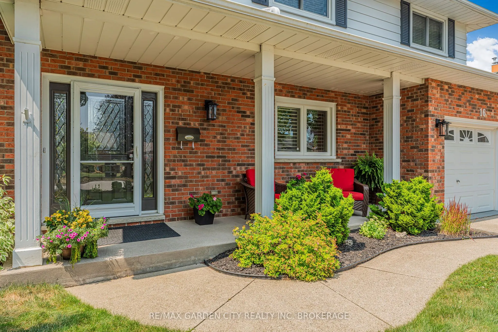 16 Meadowbrook Crescent