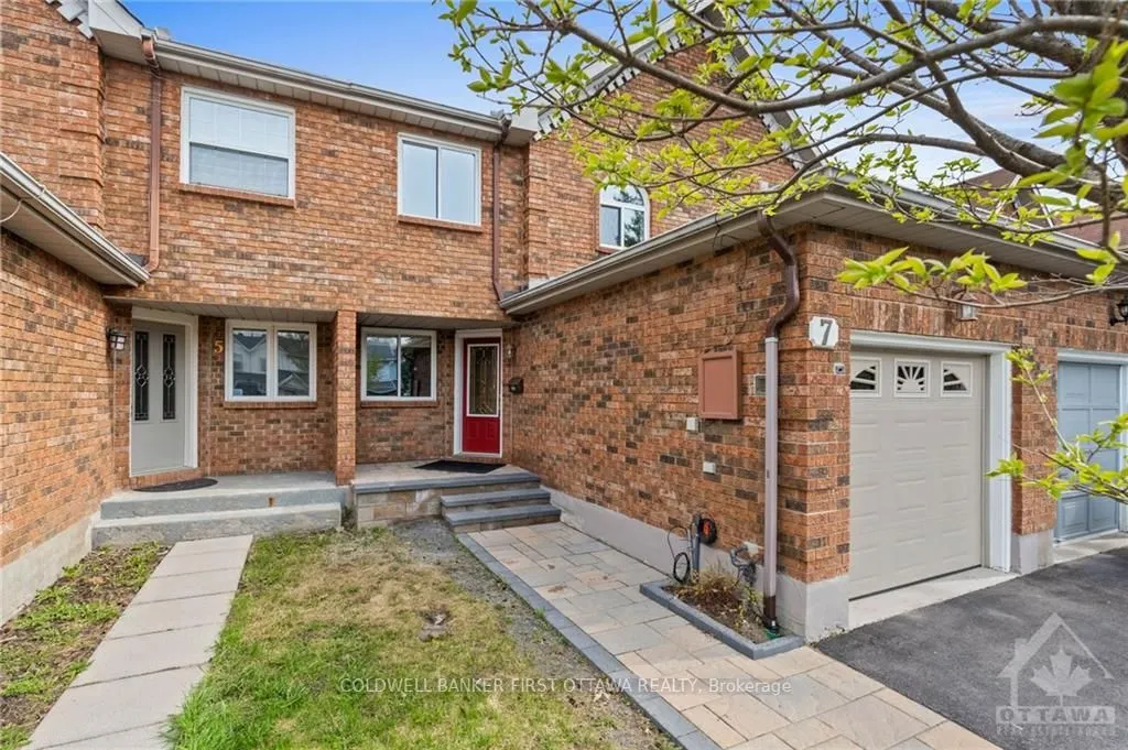 7 ROBARTS Crescent