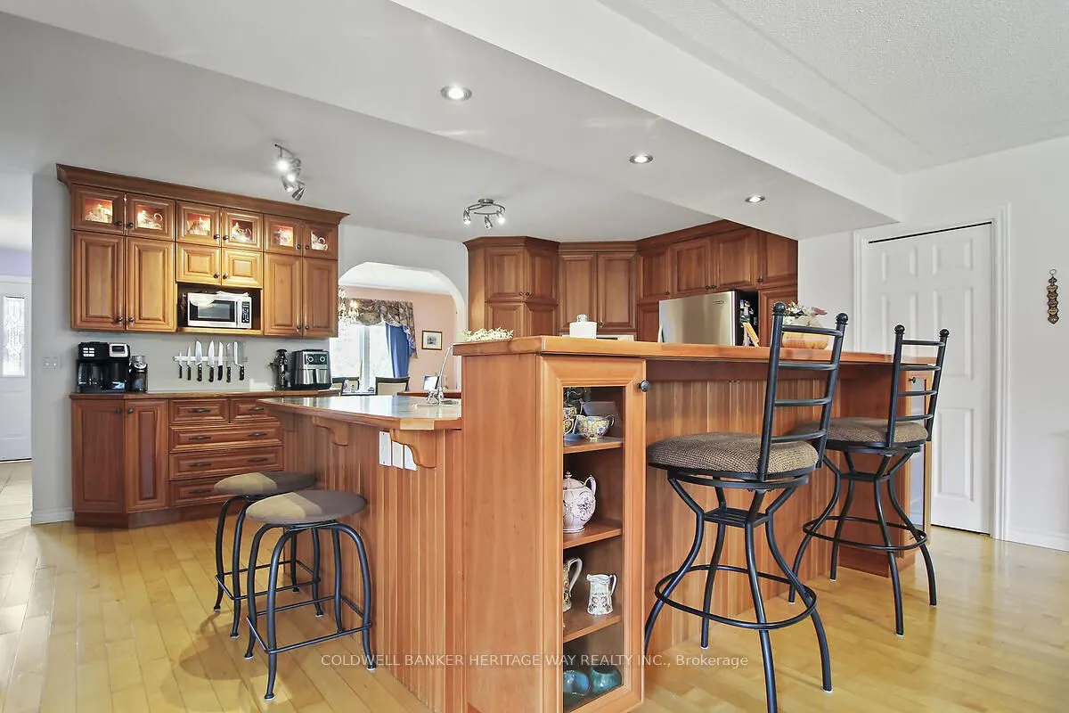 738 River Road N