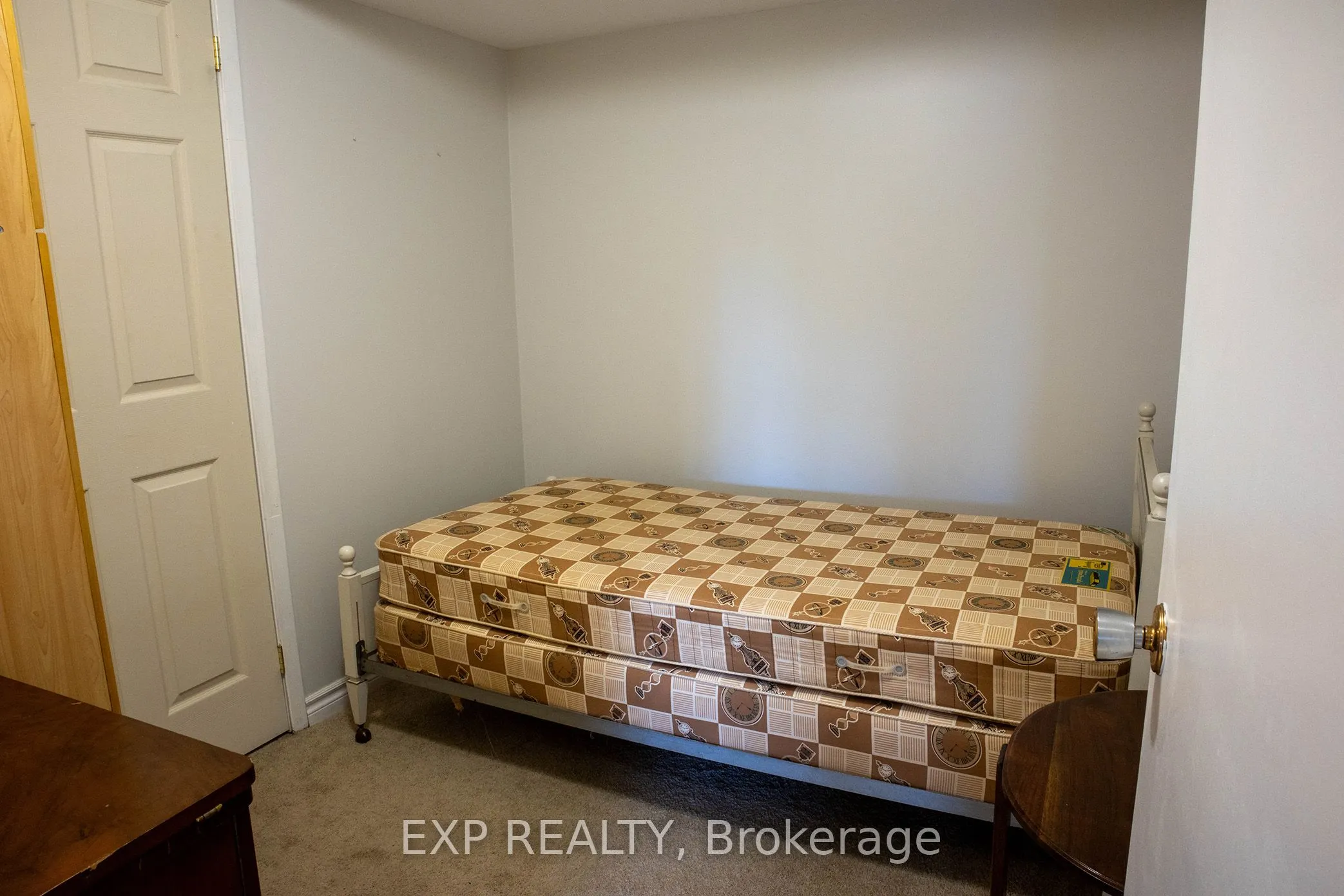 290 Front Street N