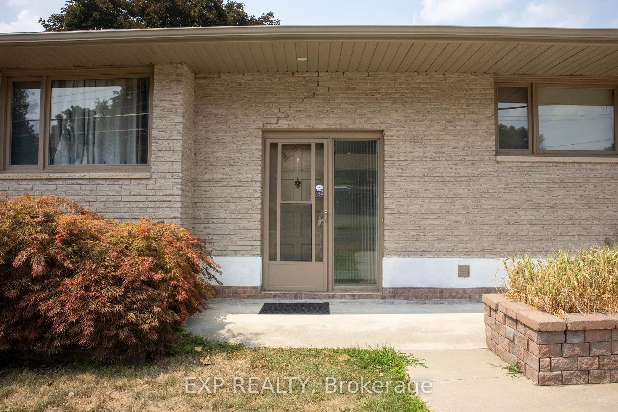 290 Front Street N