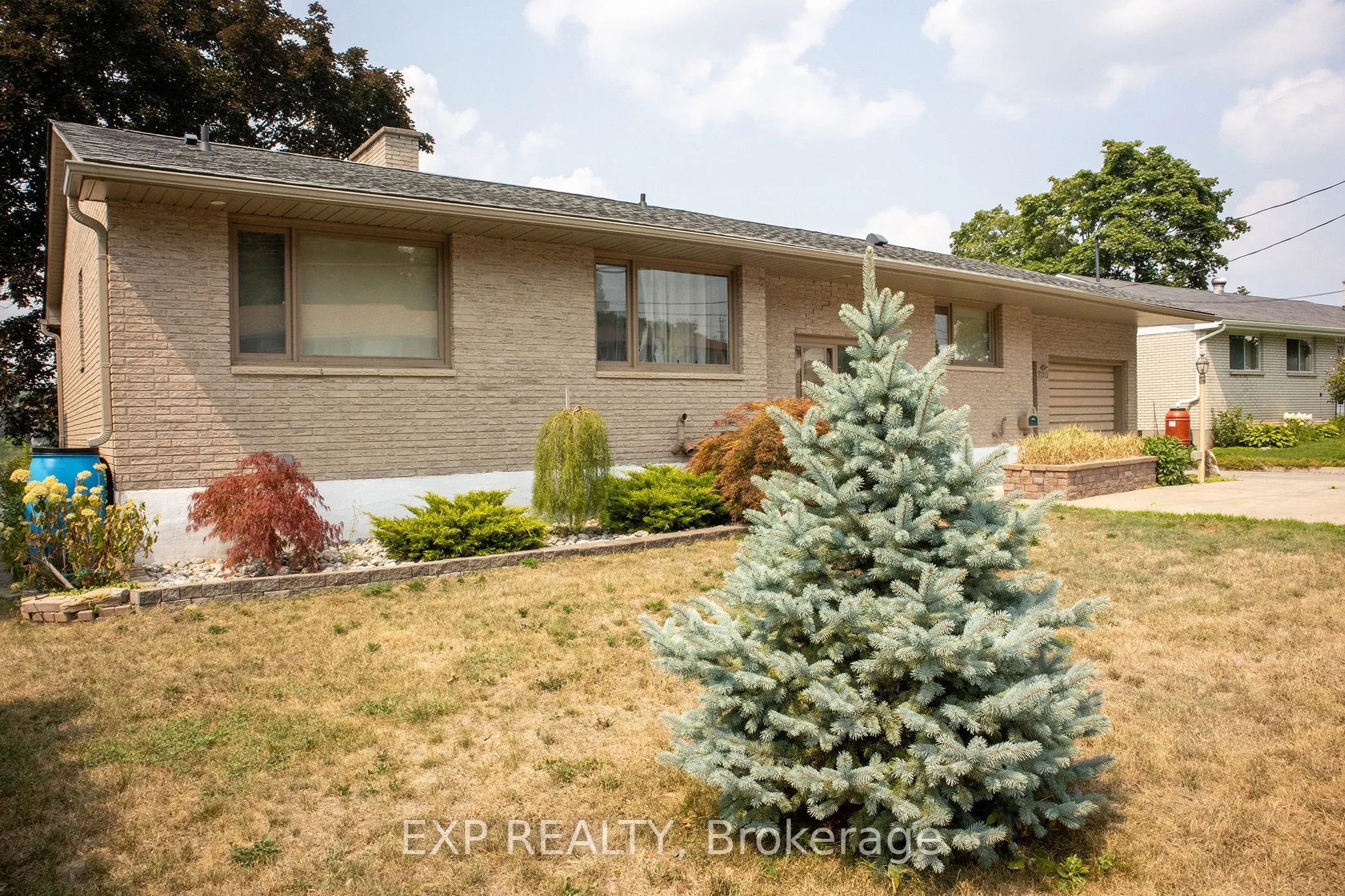 290 Front Street N