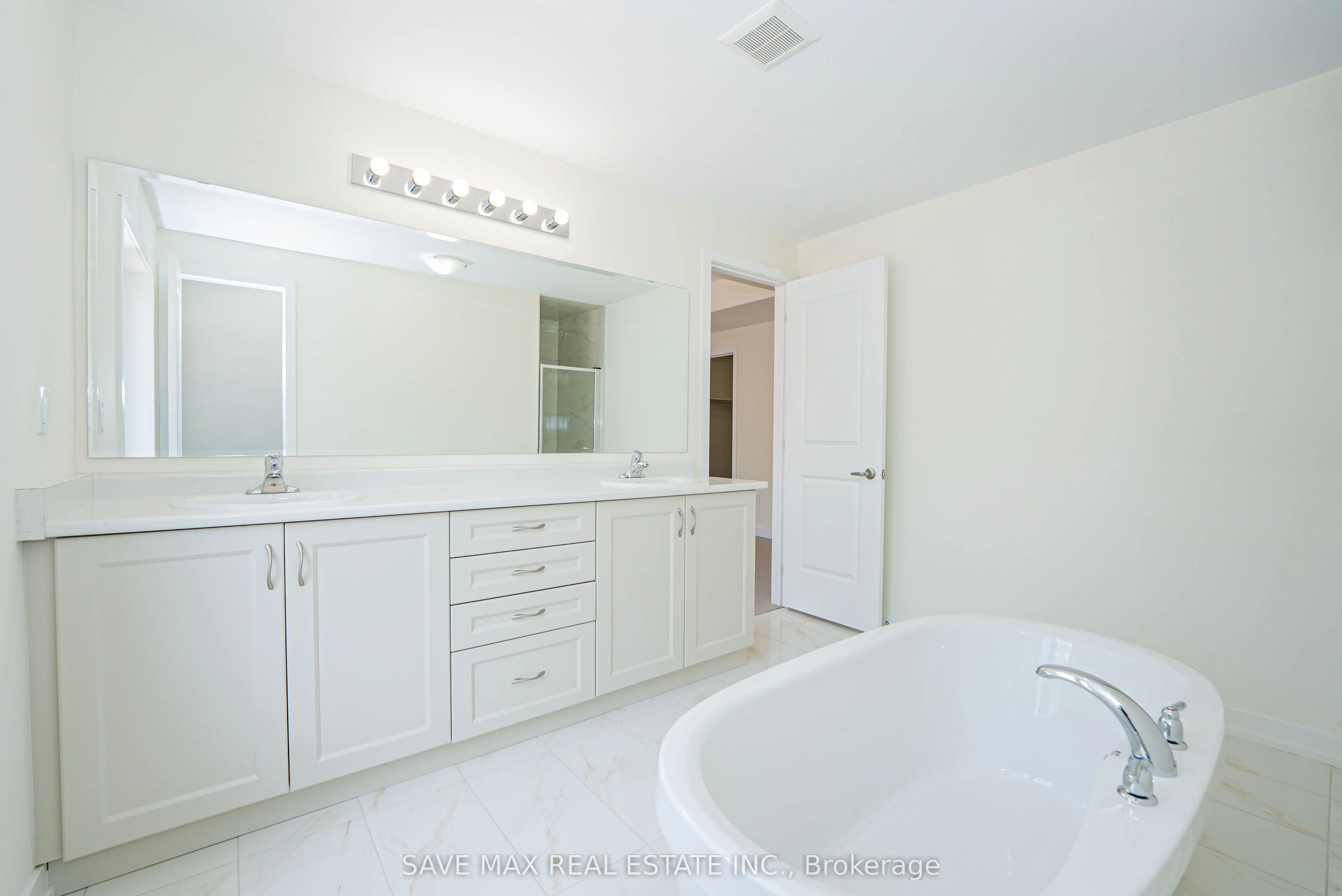 25 Stanley Leitch Drive N