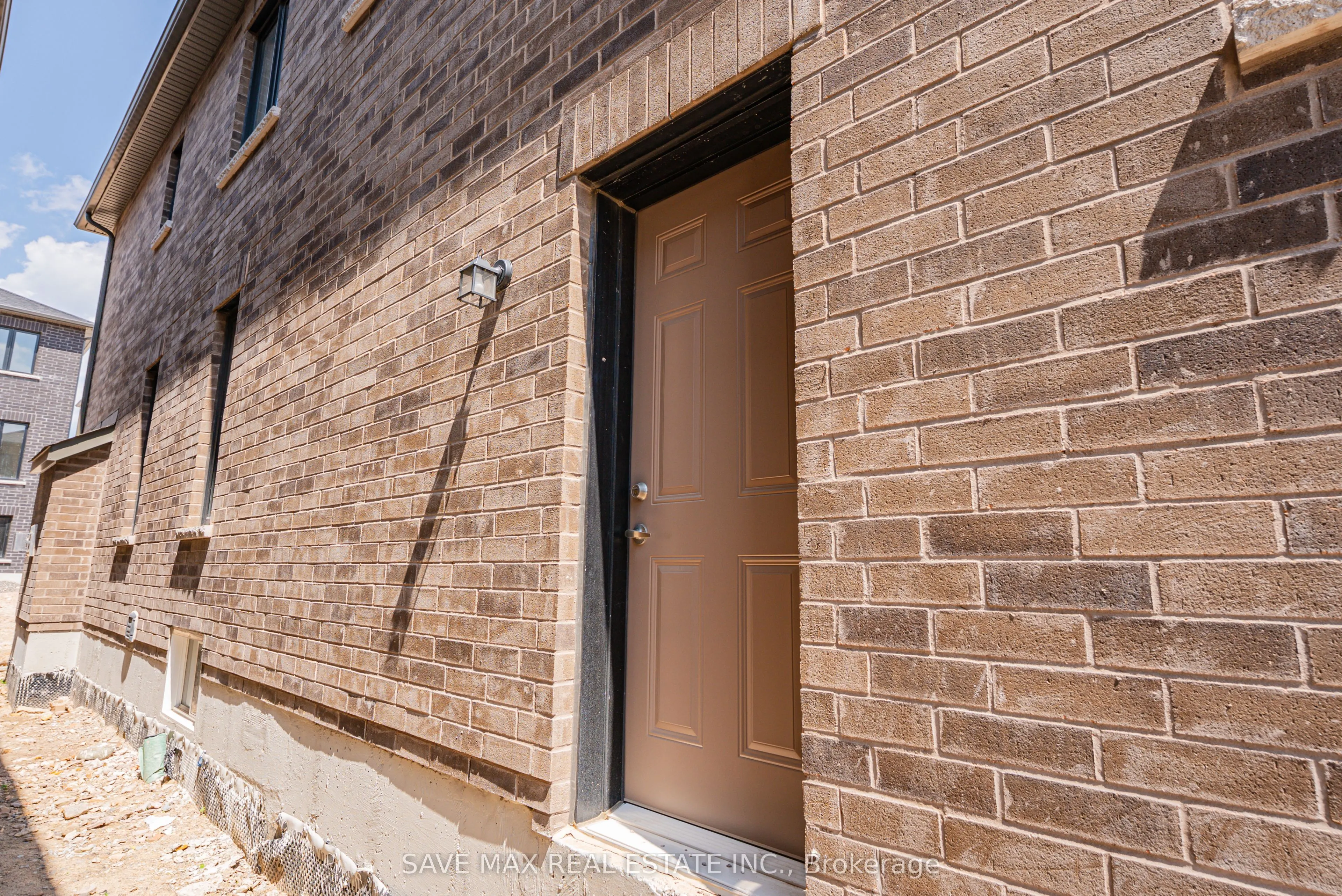 25 Stanley Leitch Drive N