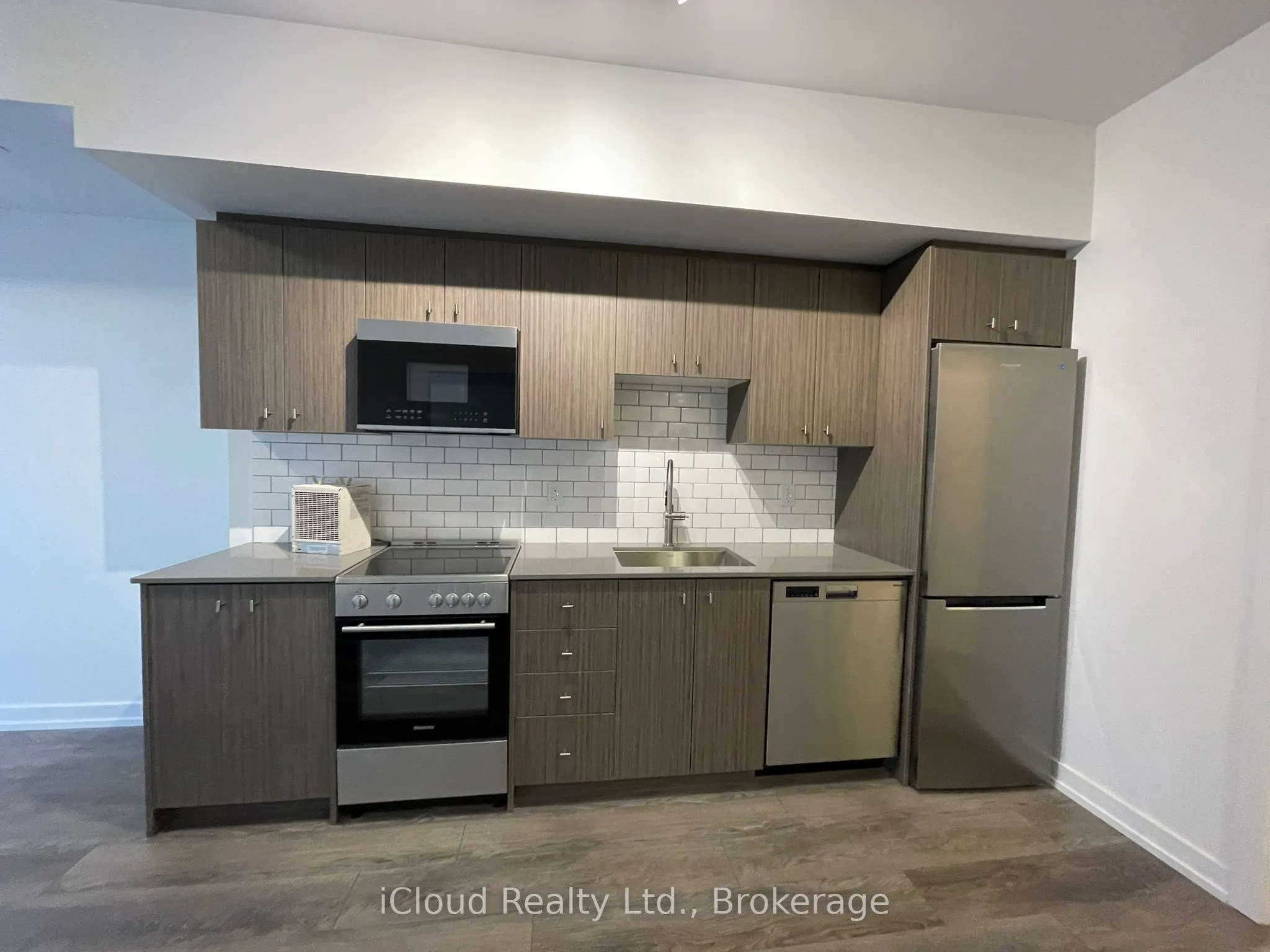 15 Wellington Street N, #714