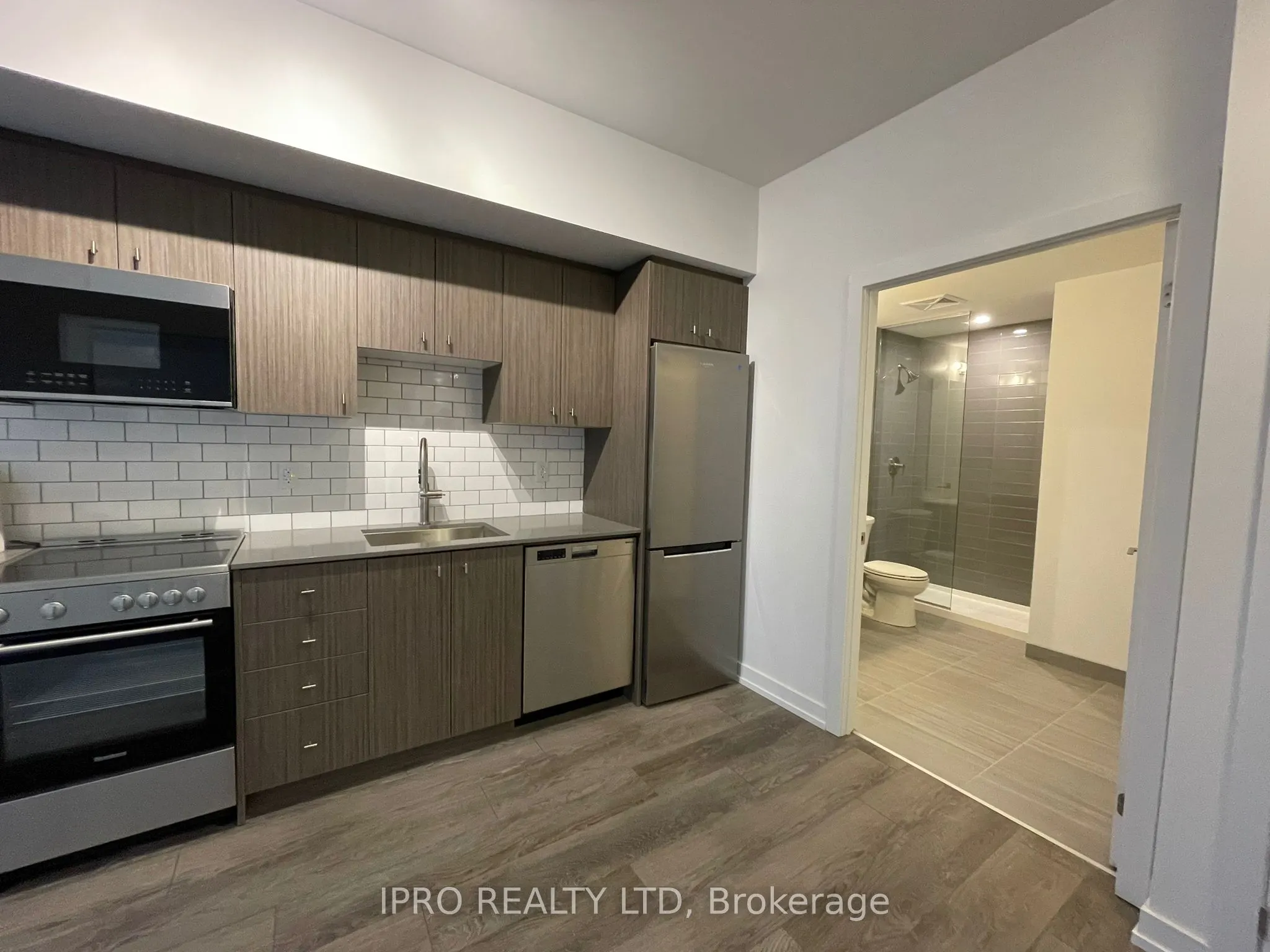 15 Wellington Street N, #714