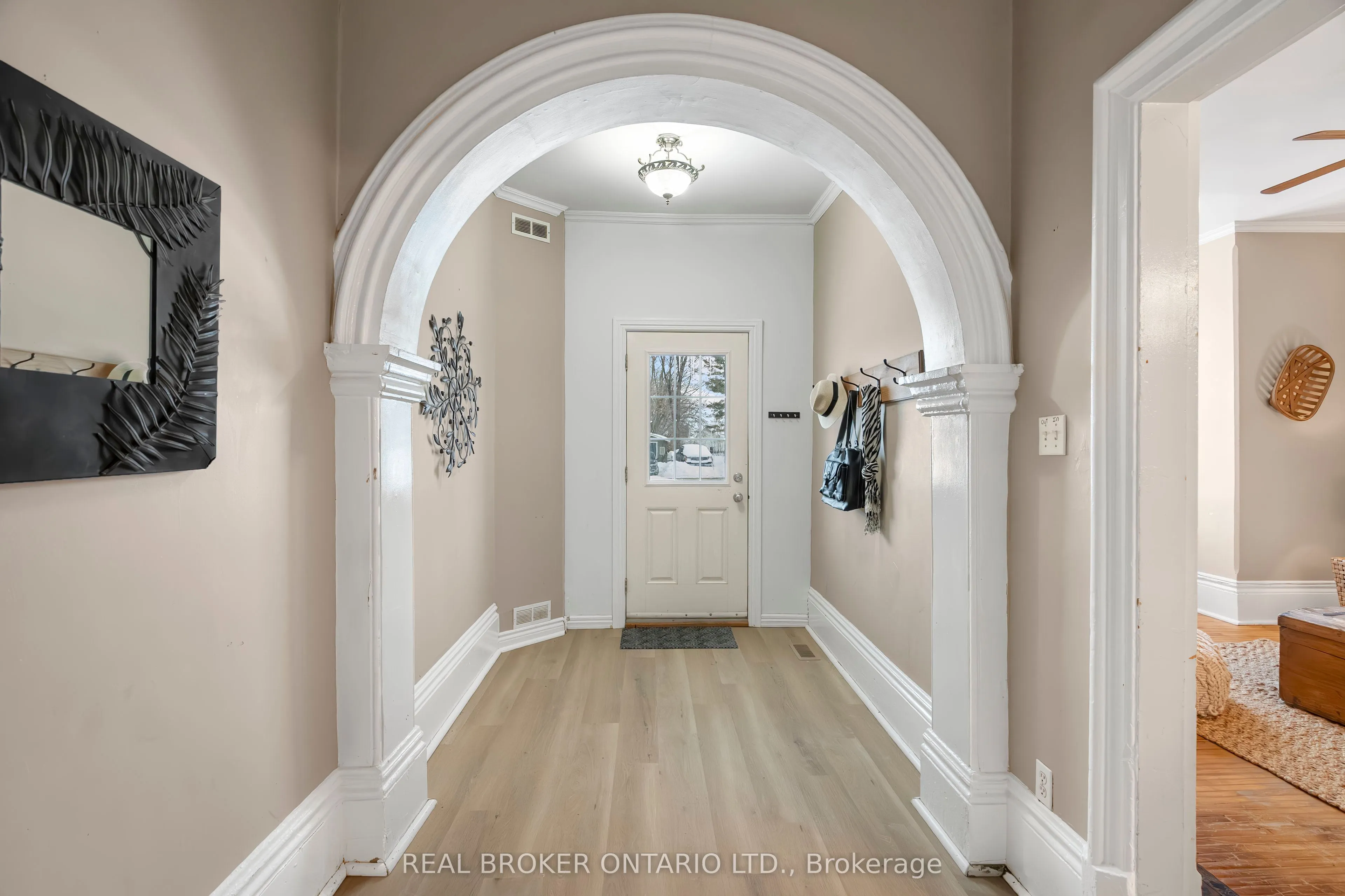 42 Daniel Street N