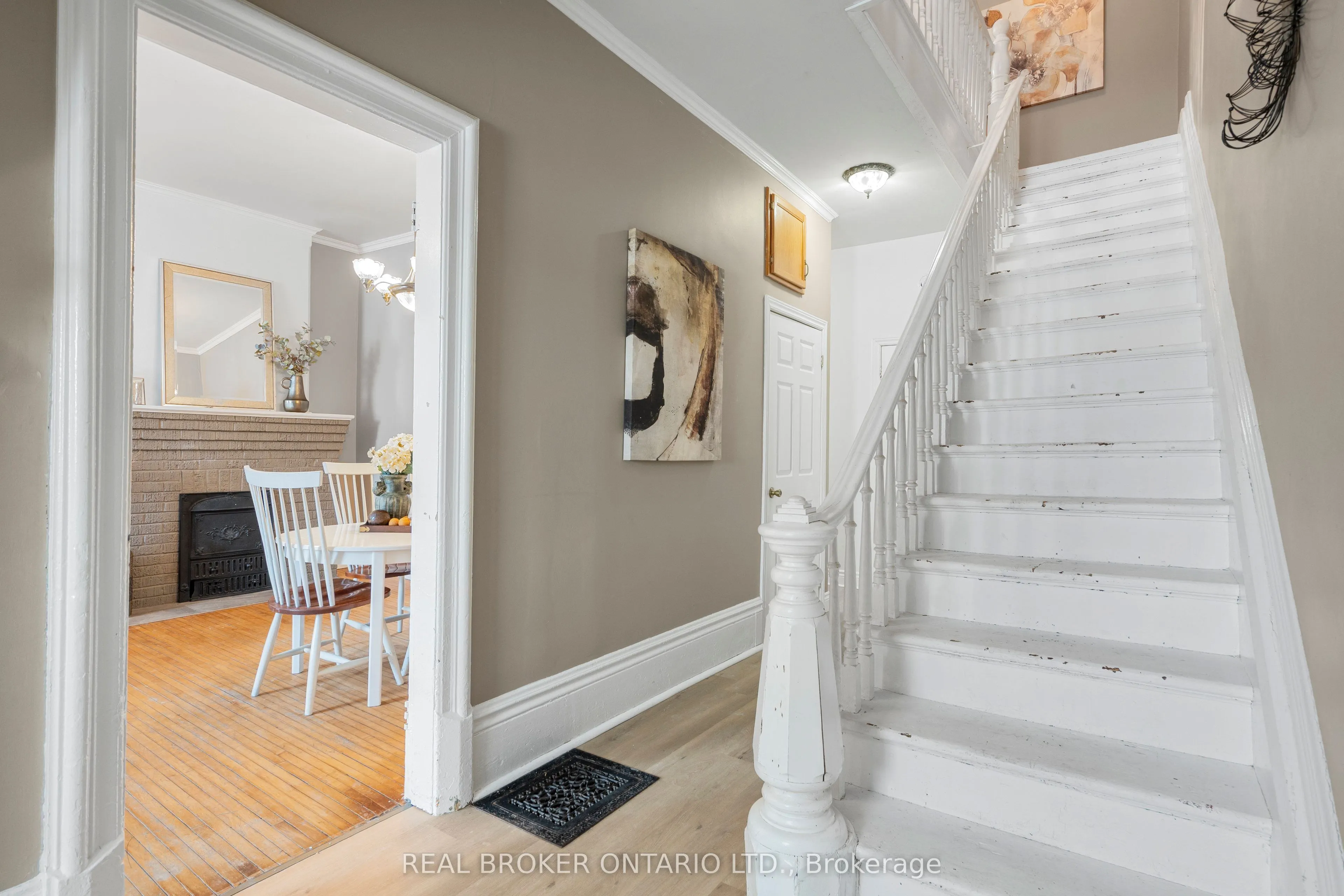 42 Daniel Street N