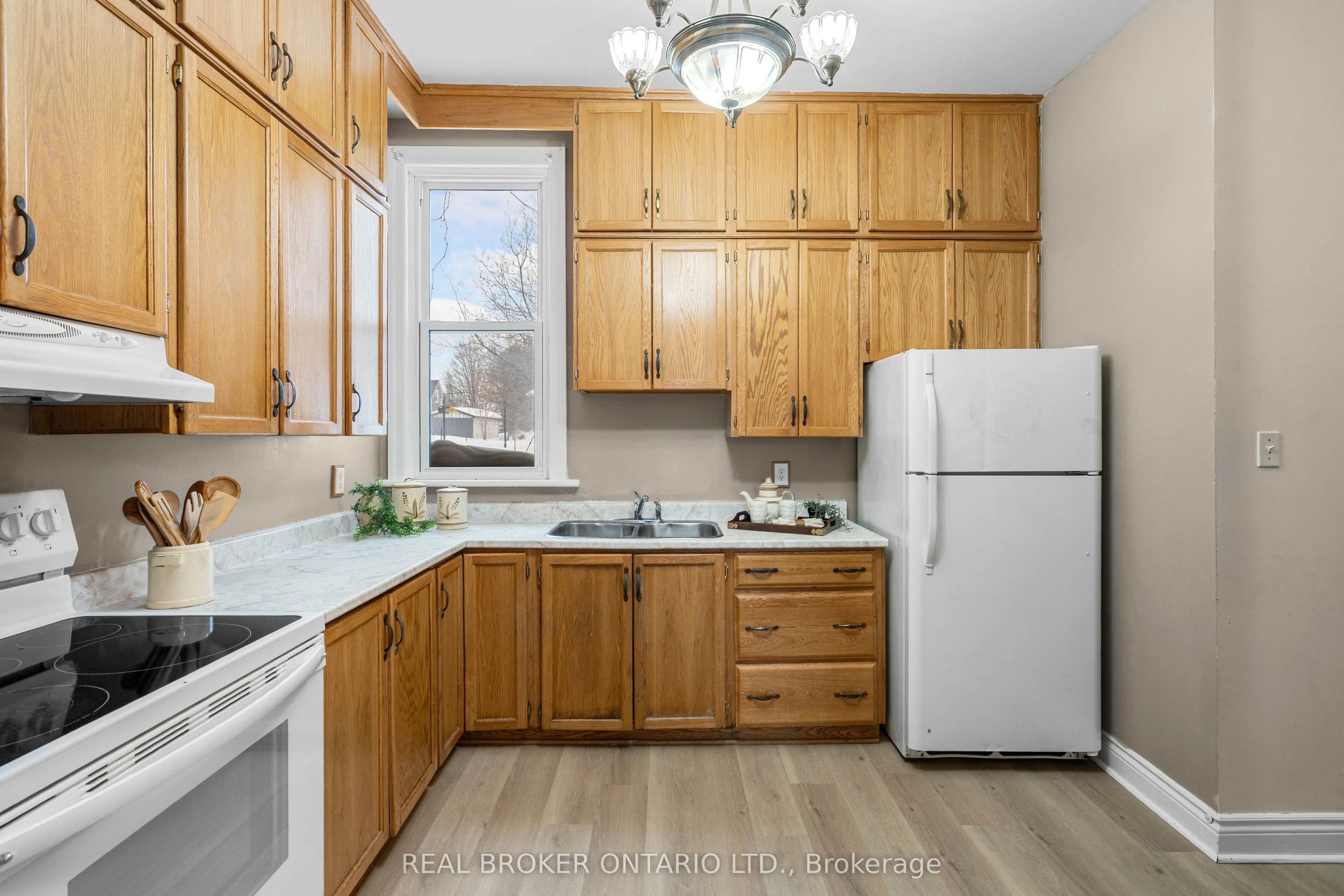 42 Daniel Street N