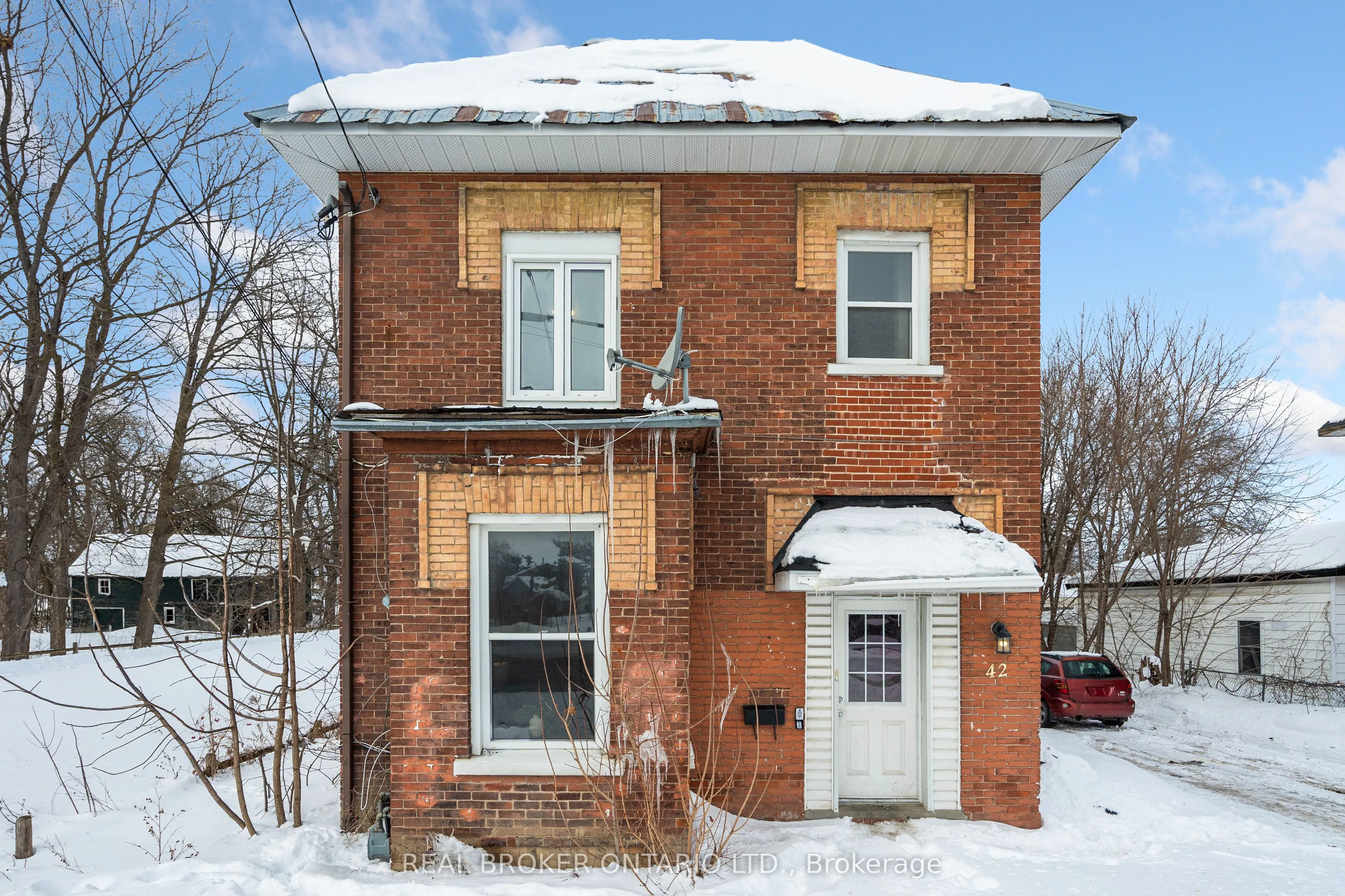 42 Daniel Street N