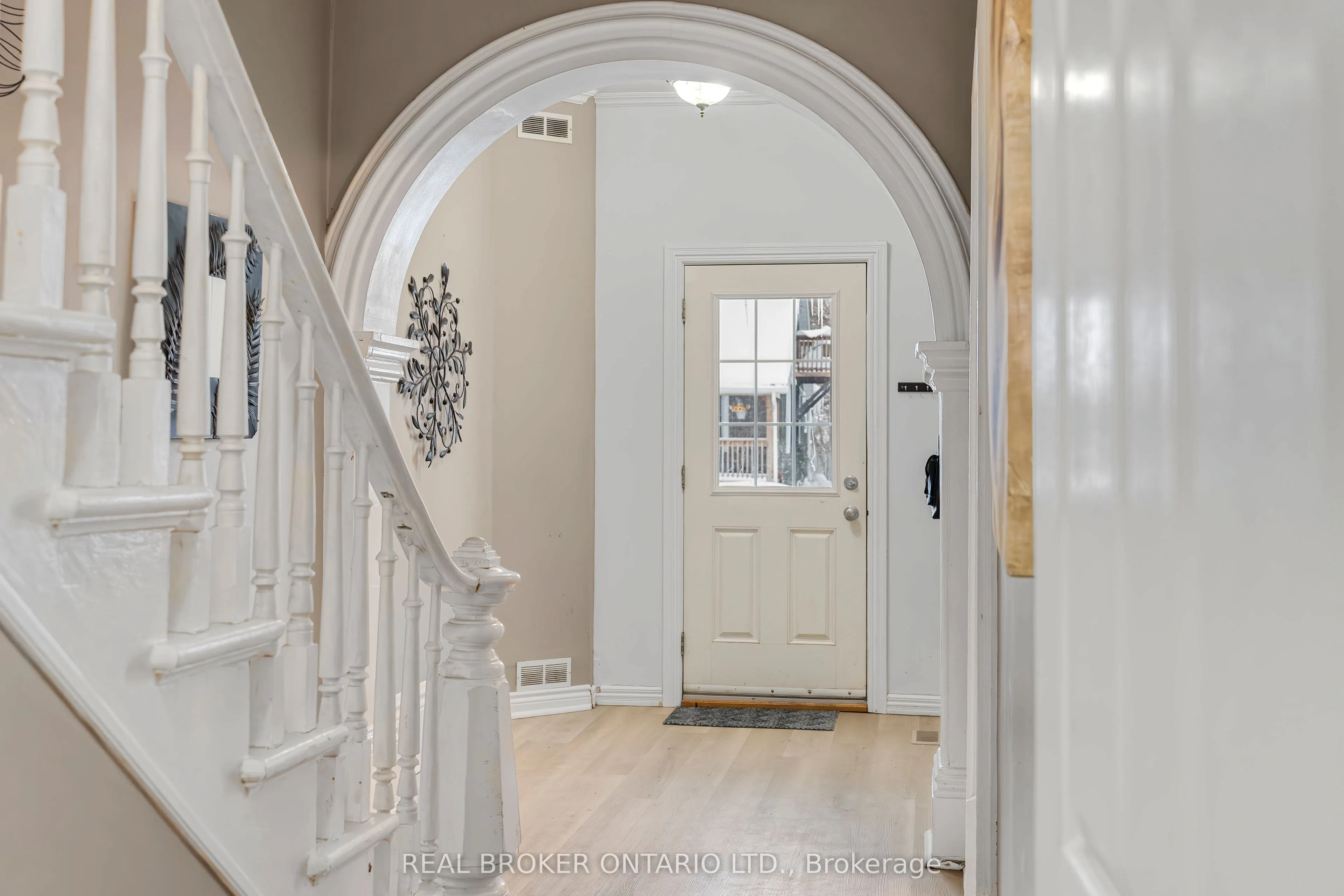 42 Daniel Street N