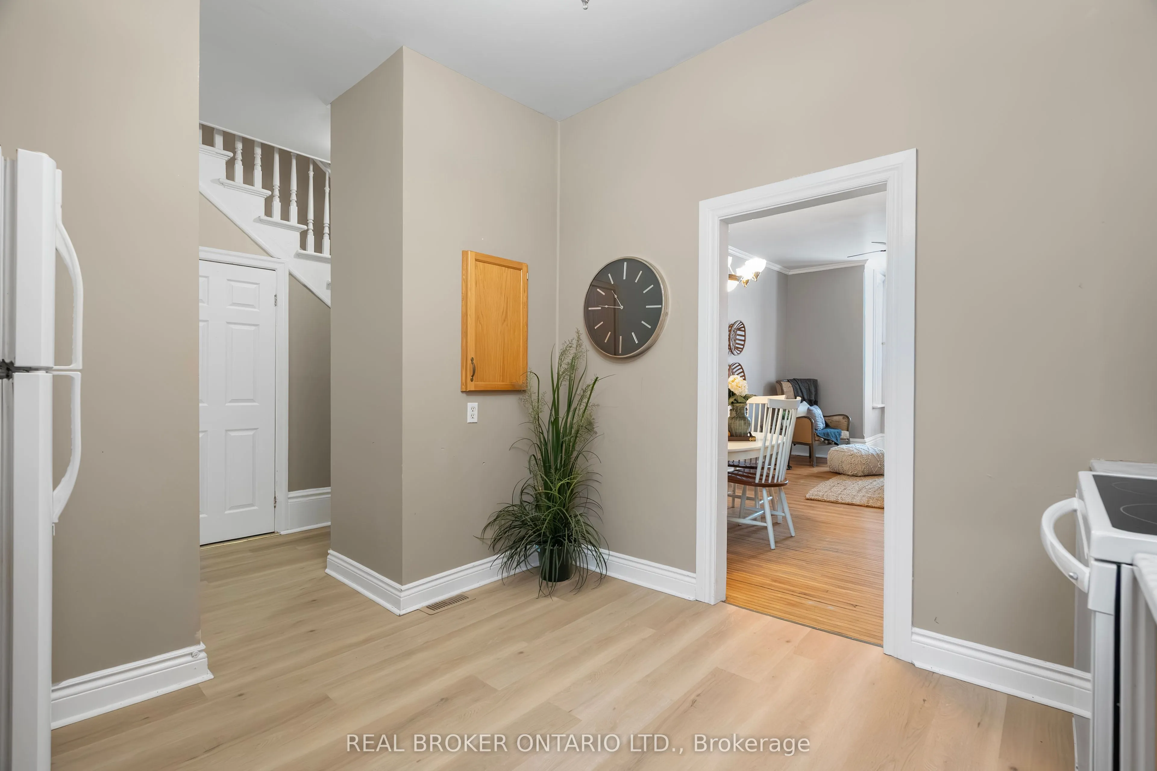 42 Daniel Street N