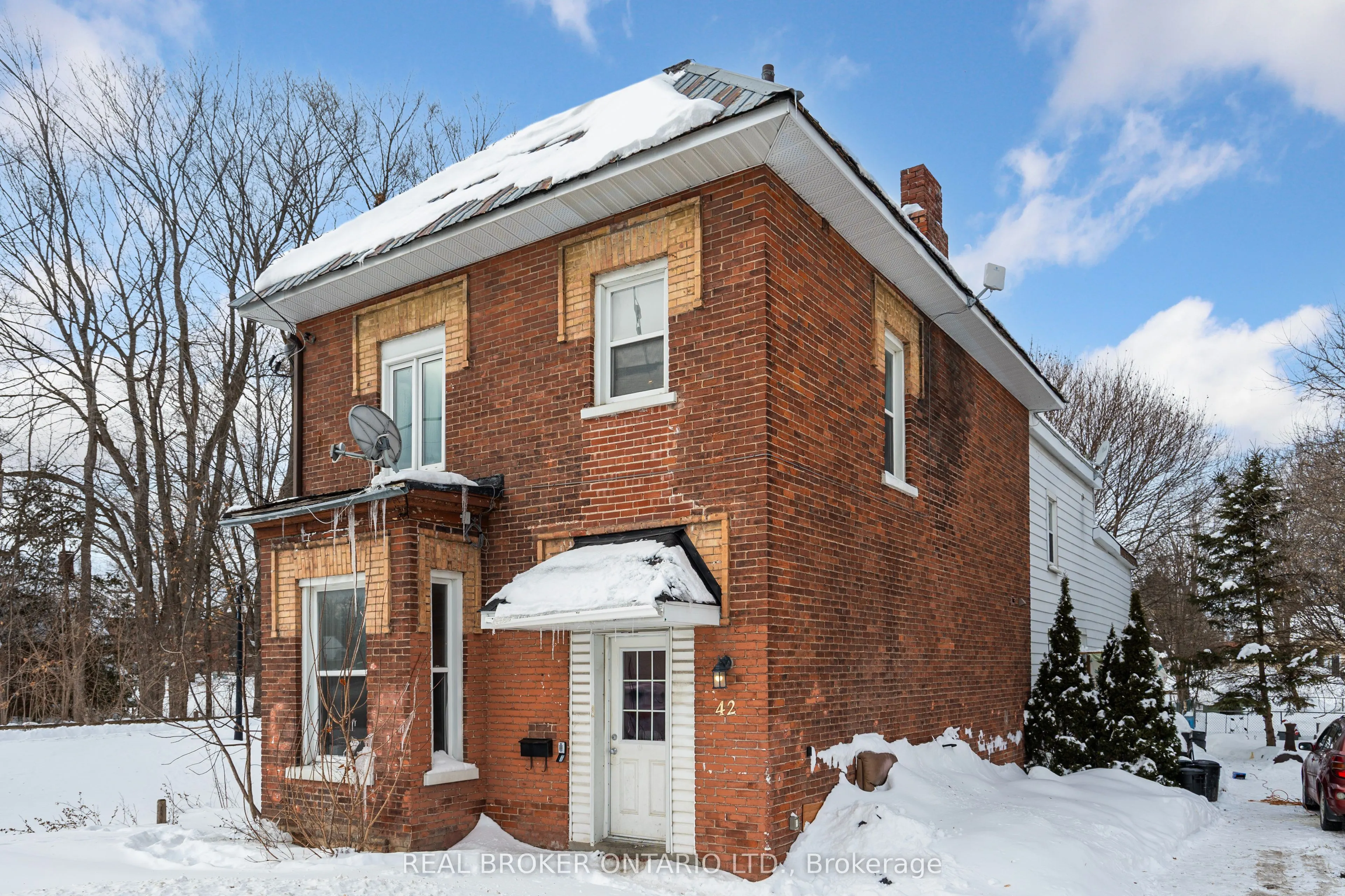 42 Daniel Street N
