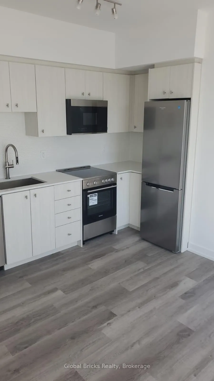 5 Wellington Street S, #612