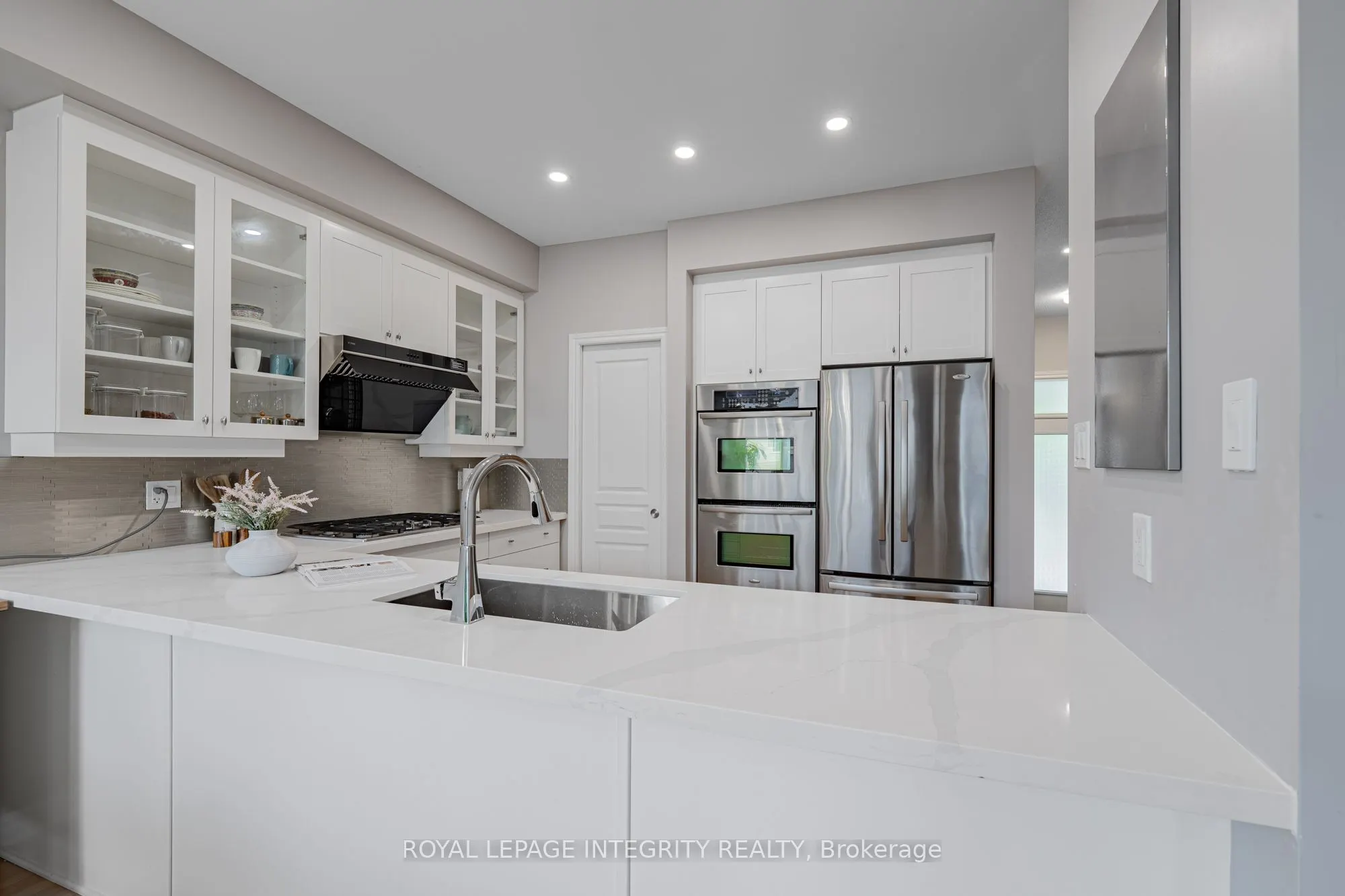 1121 TISCHART Crescent