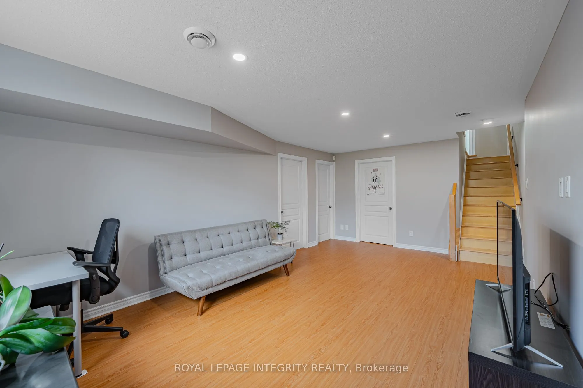 1121 TISCHART Crescent