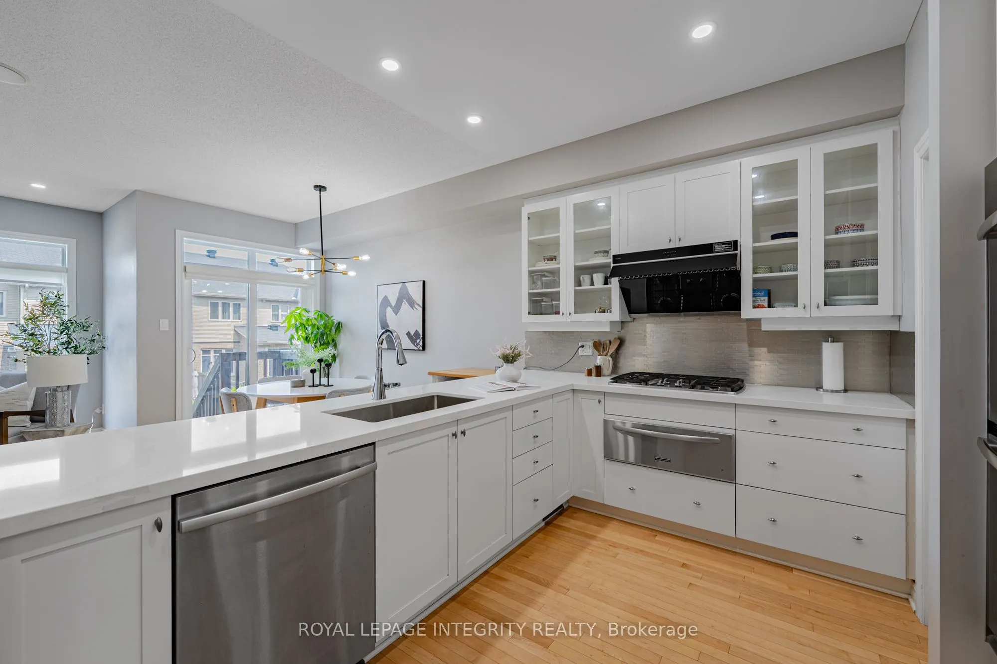 1121 TISCHART Crescent