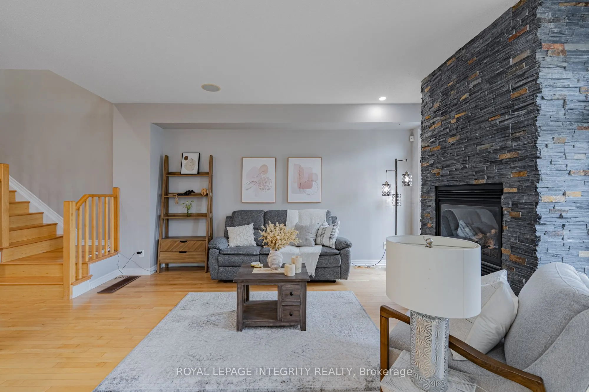 1121 TISCHART Crescent
