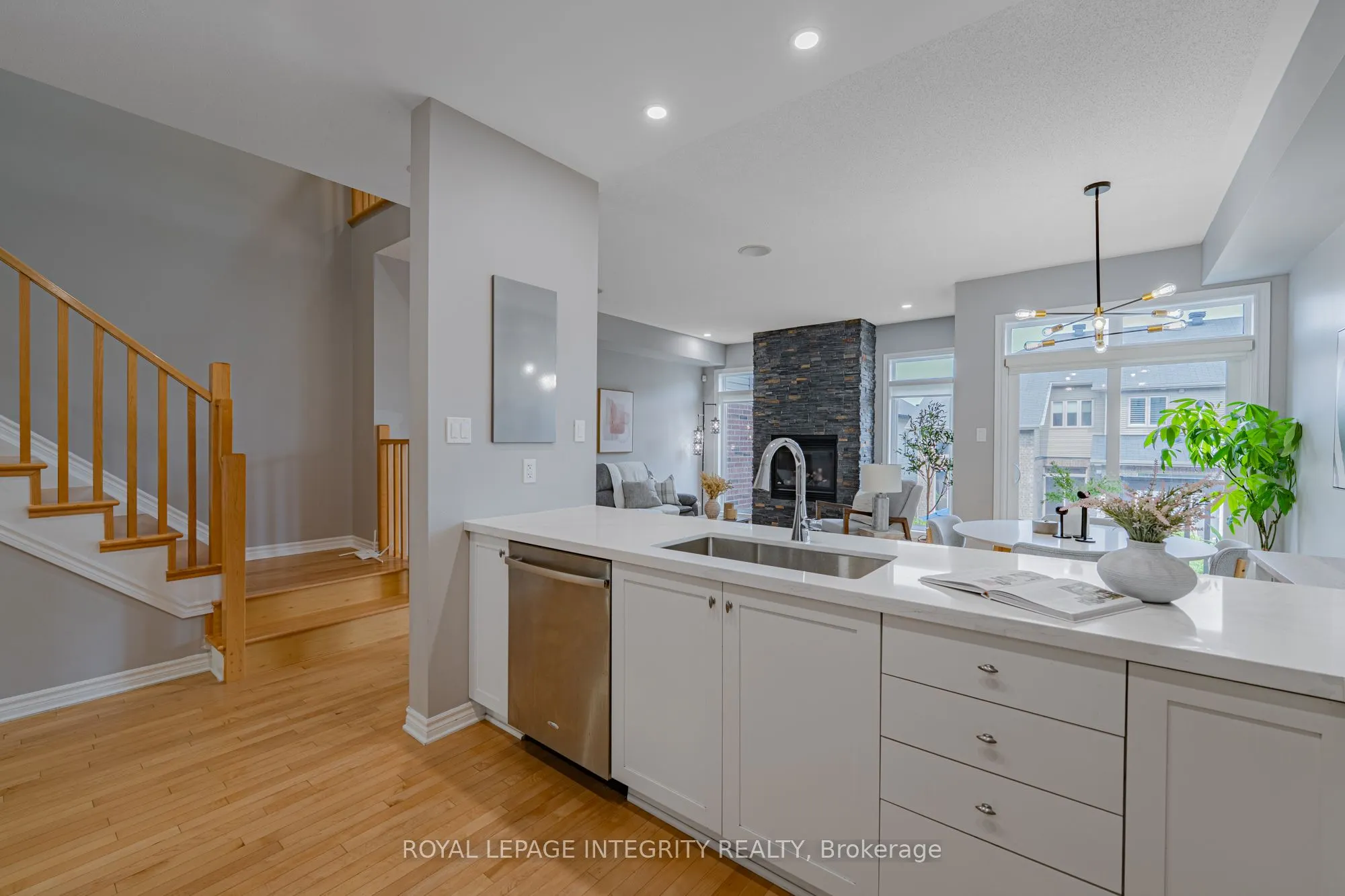 1121 TISCHART Crescent
