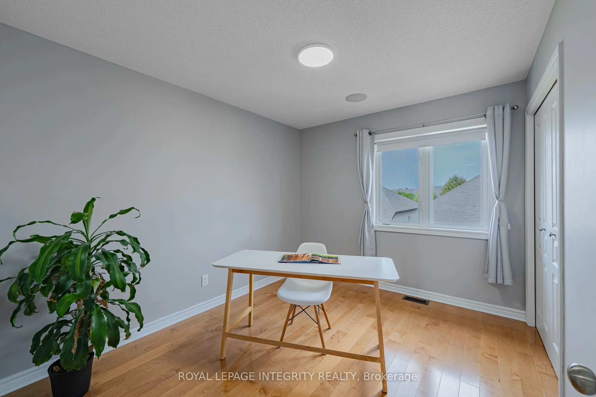 1121 TISCHART Crescent
