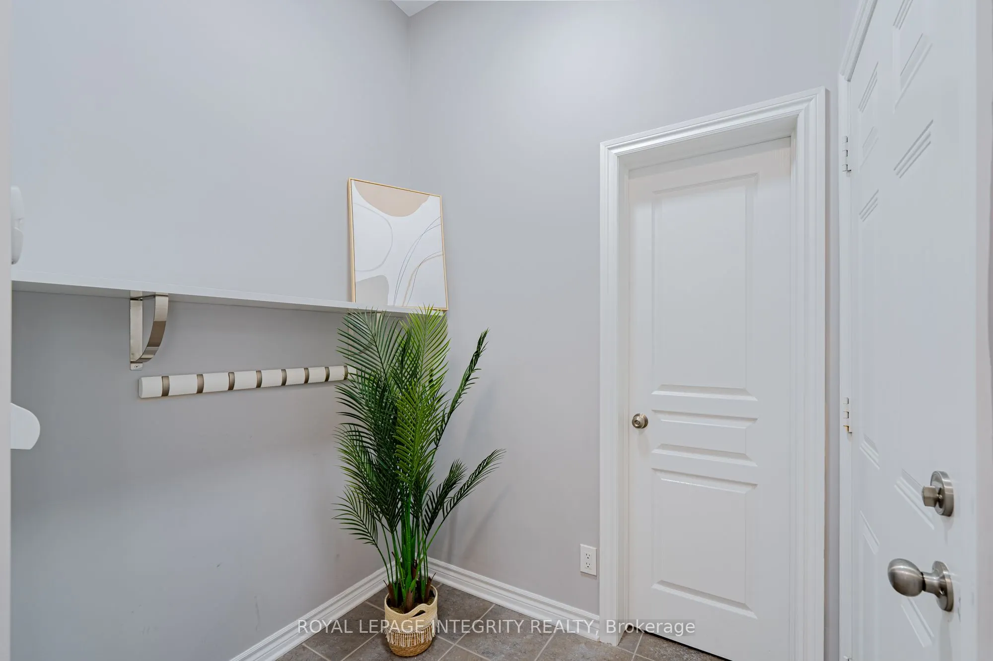 1121 TISCHART Crescent