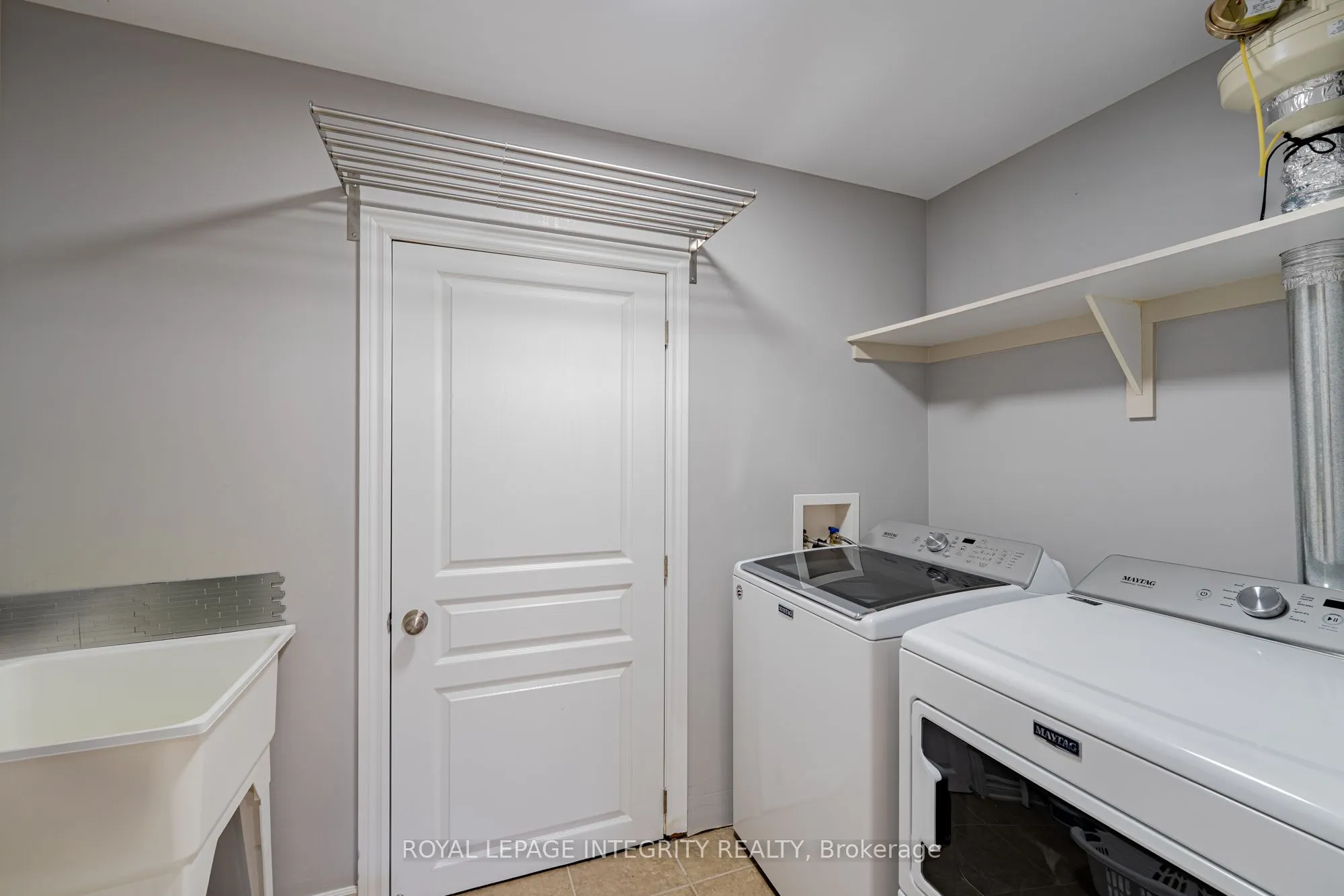 1121 TISCHART Crescent