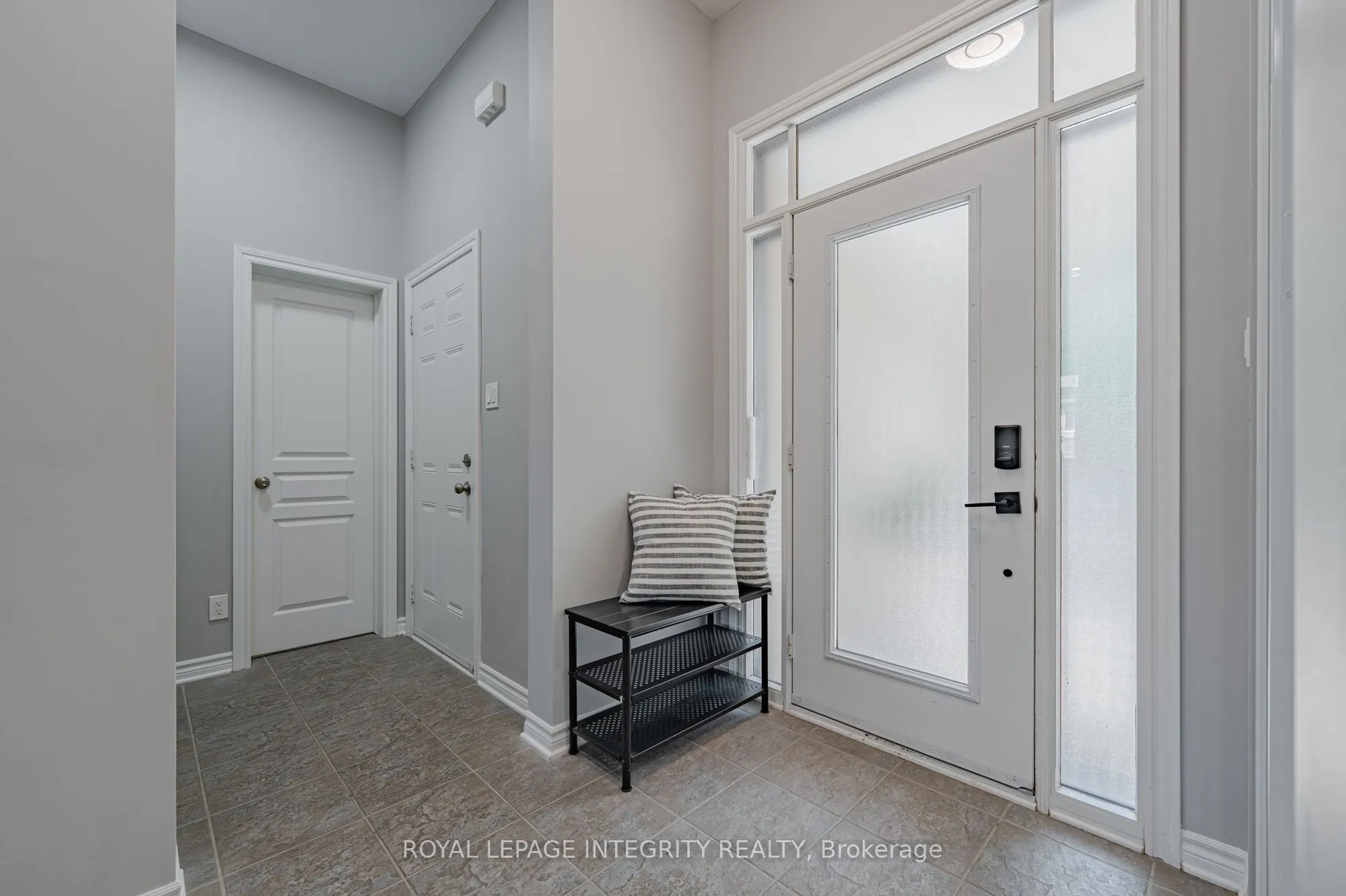 1121 TISCHART Crescent