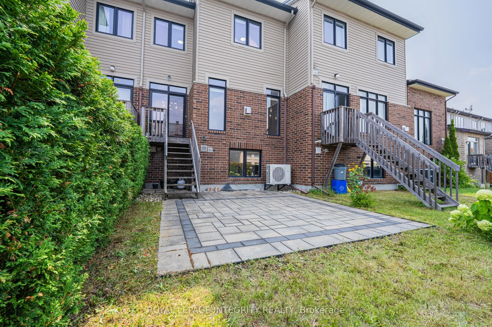 1121 TISCHART Crescent