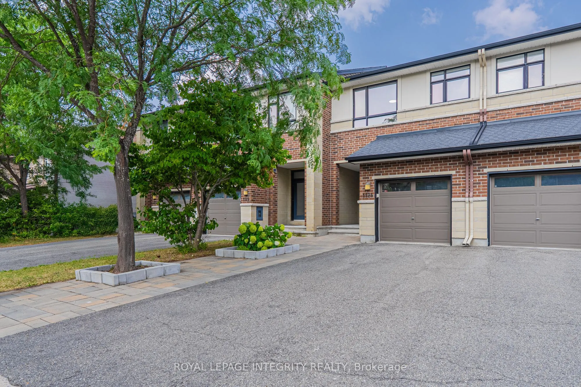1121 TISCHART Crescent