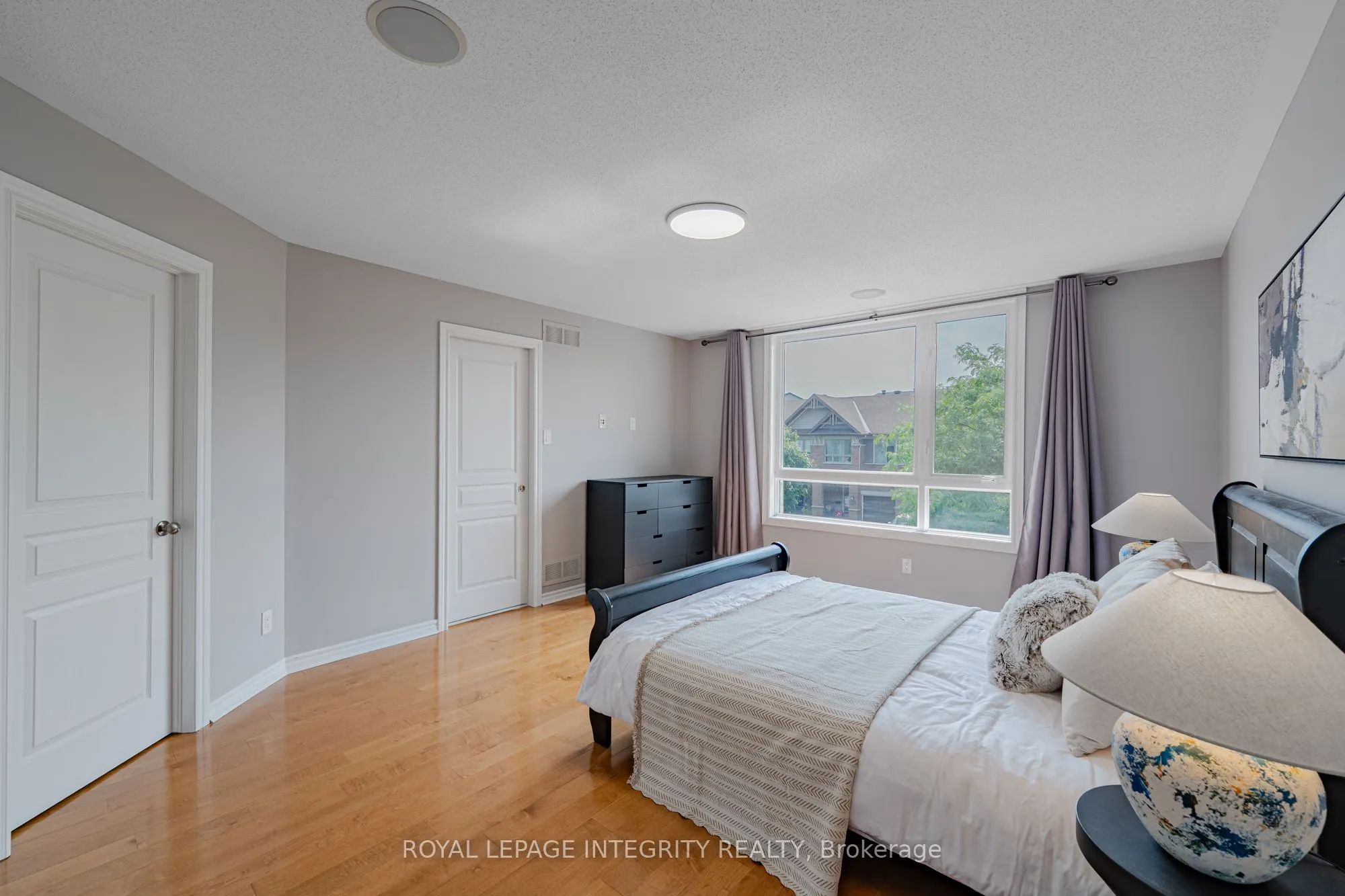 1121 TISCHART Crescent
