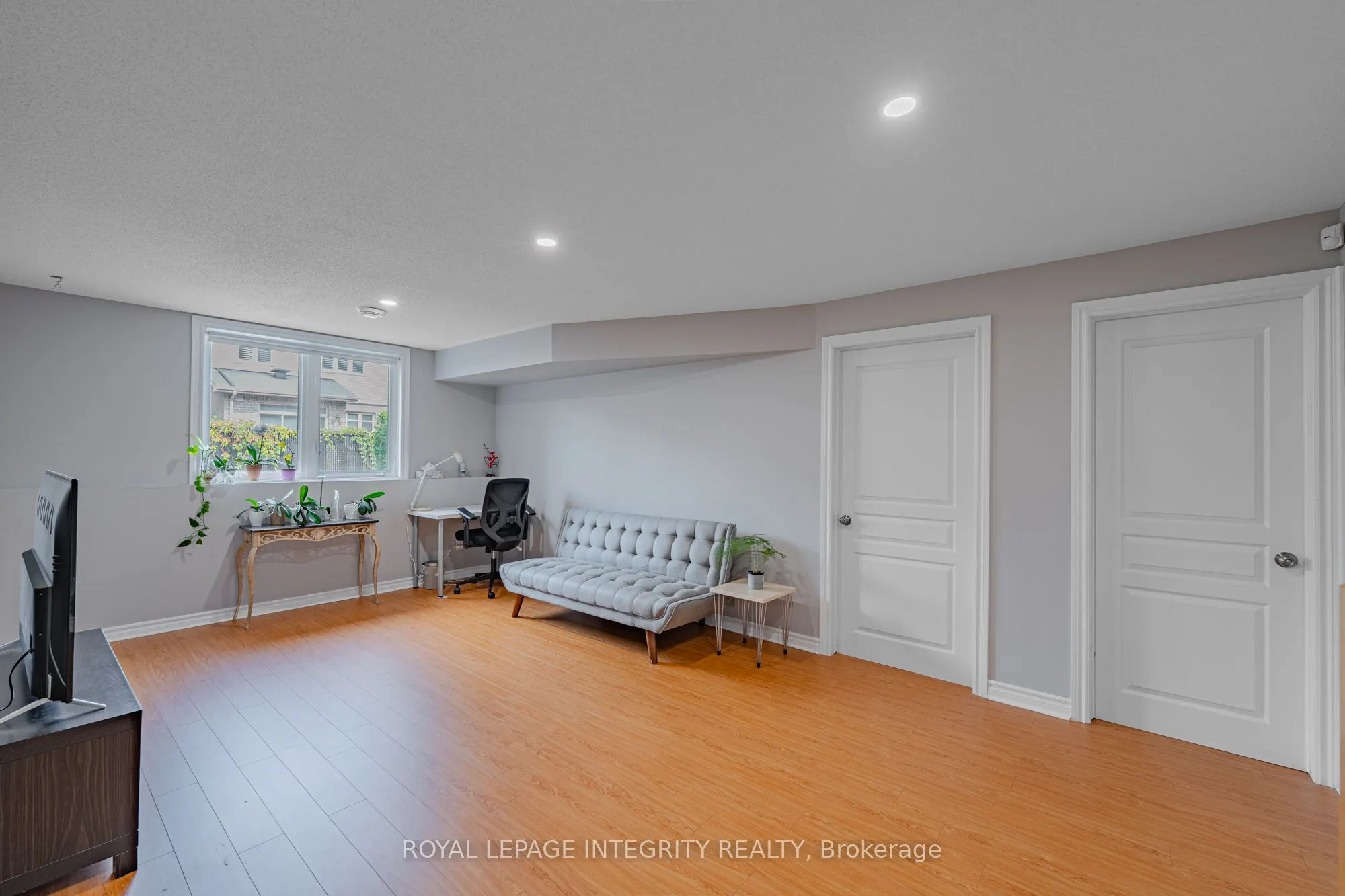 1121 TISCHART Crescent