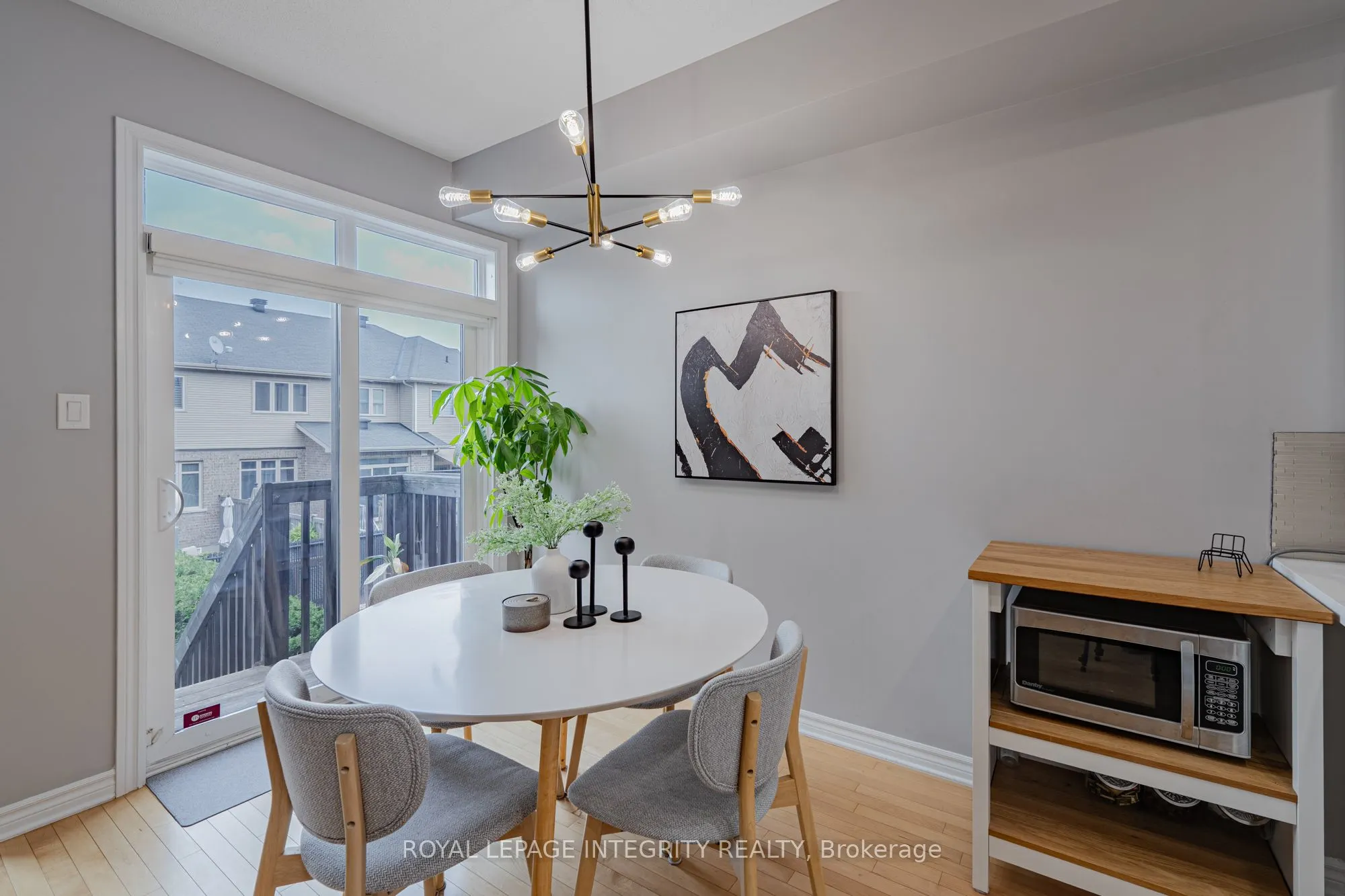 1121 TISCHART Crescent
