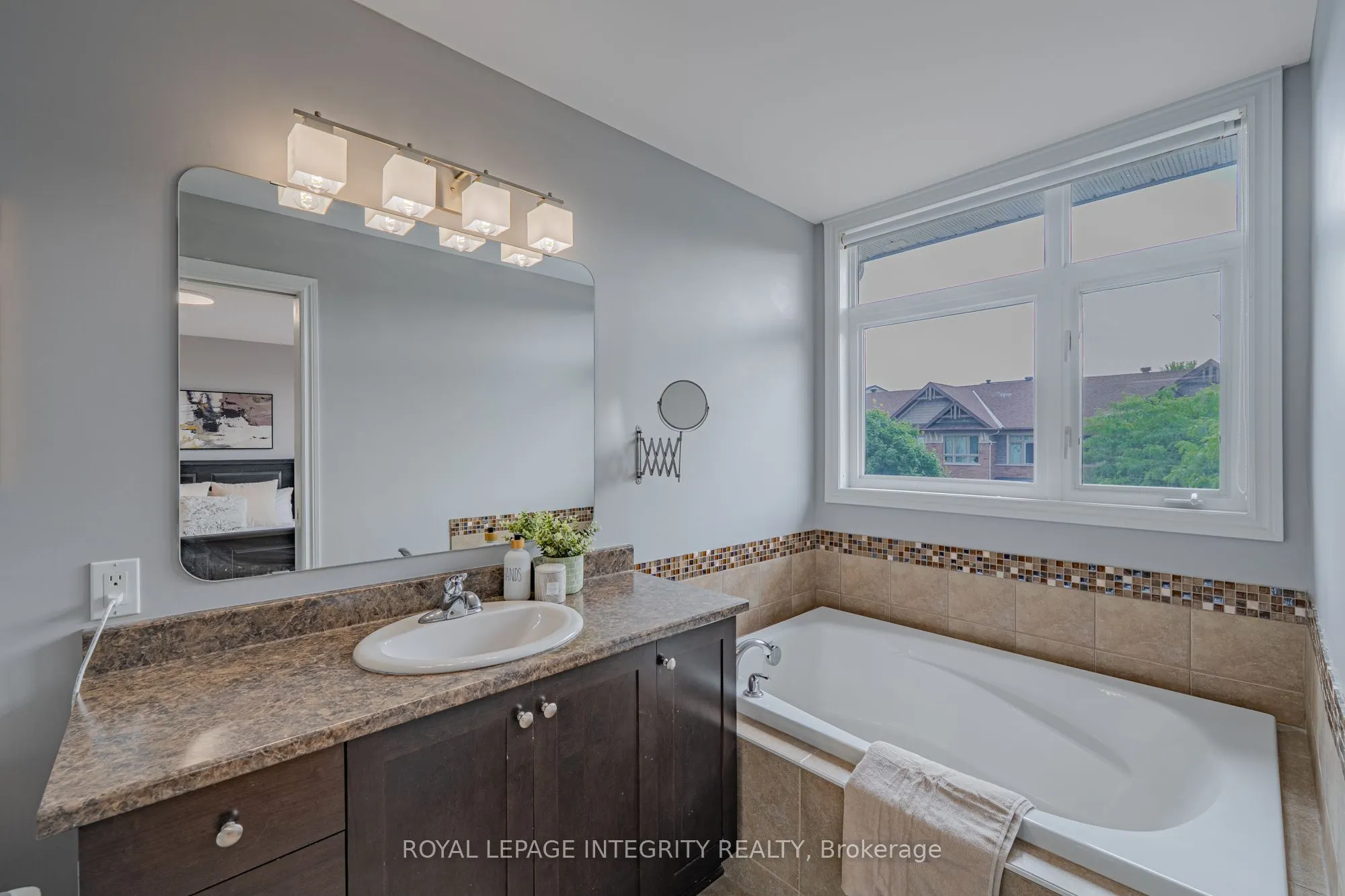 1121 TISCHART Crescent