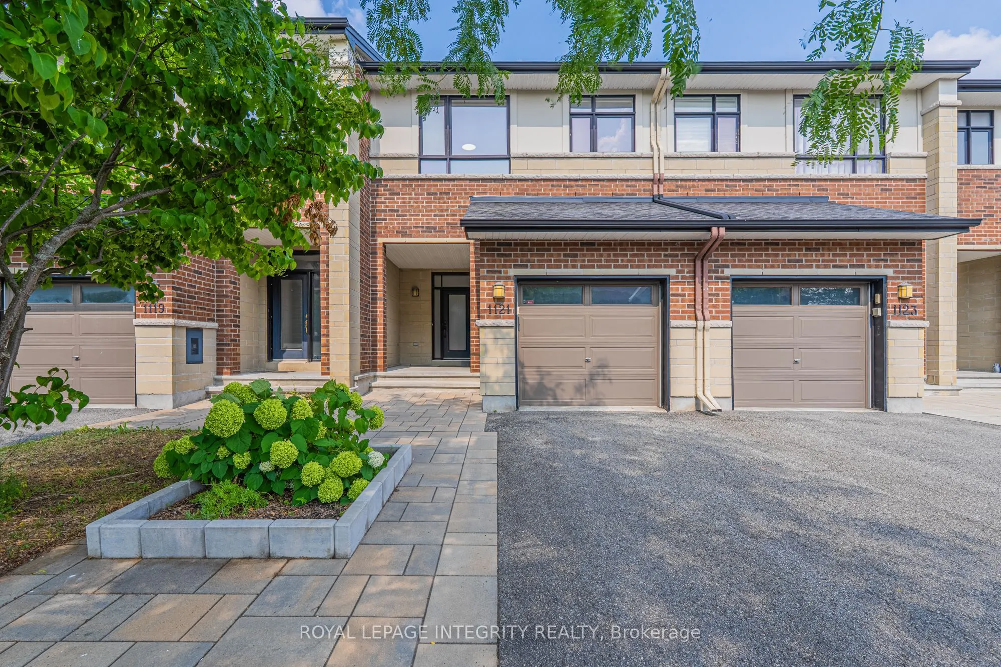 1121 TISCHART Crescent
