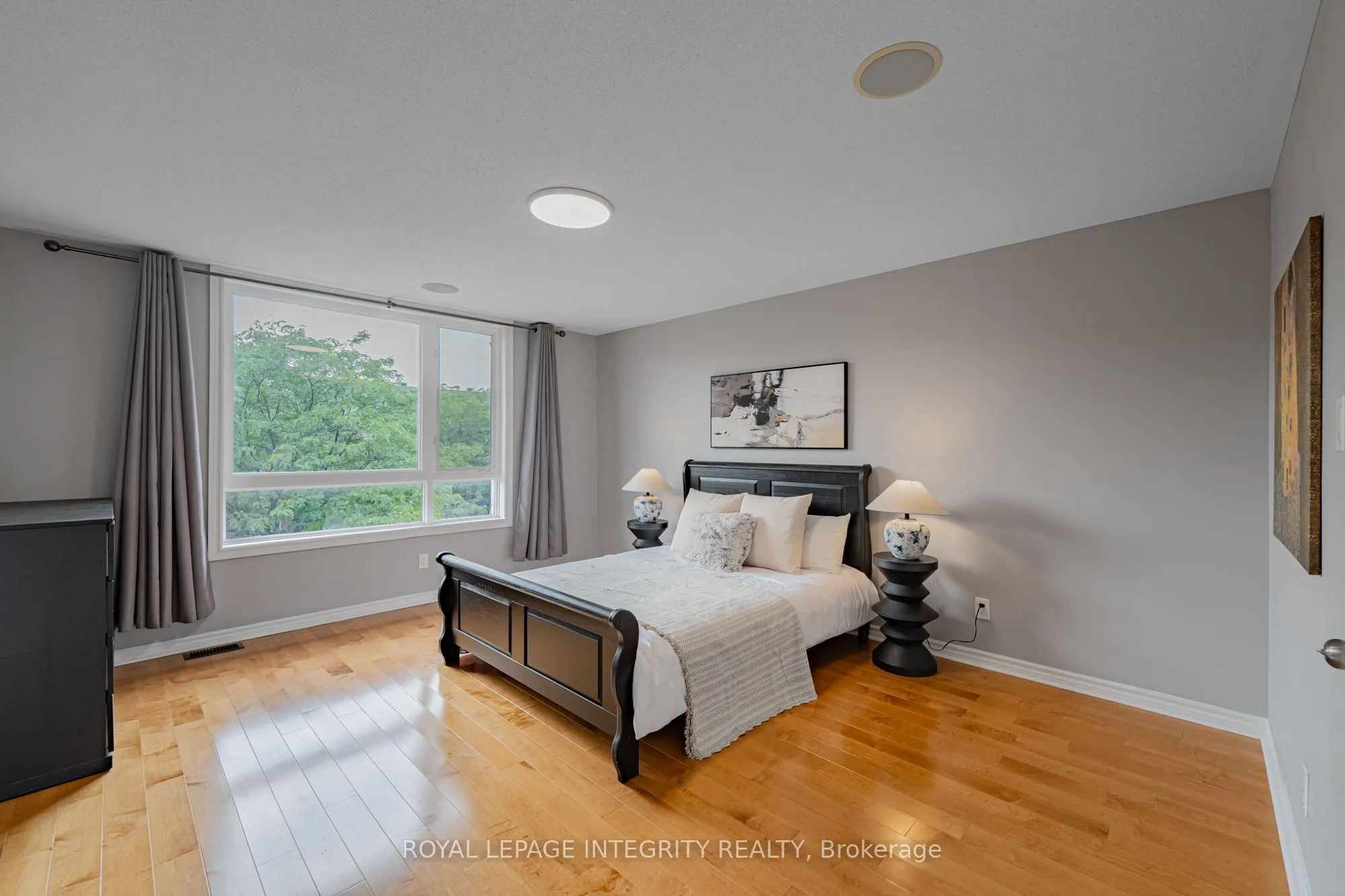 1121 TISCHART Crescent