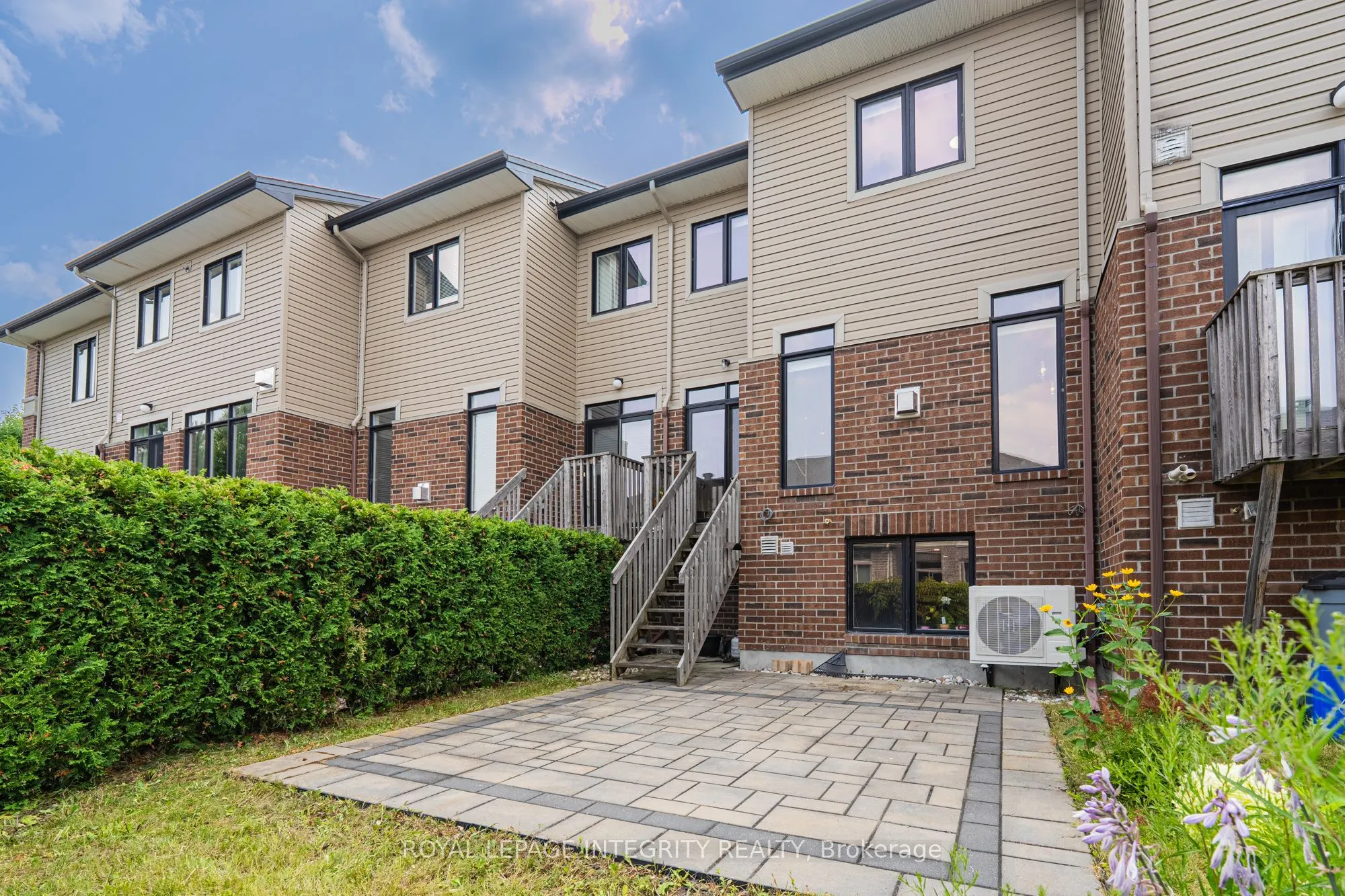 1121 TISCHART Crescent
