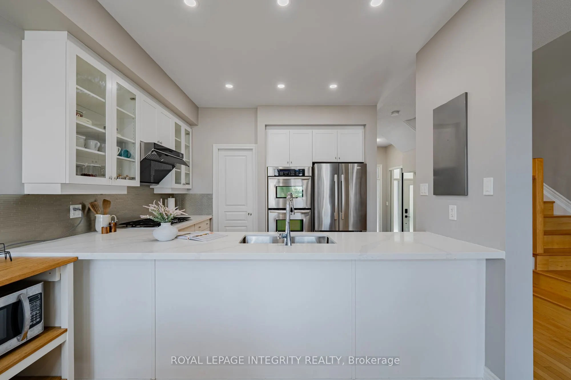 1121 TISCHART Crescent